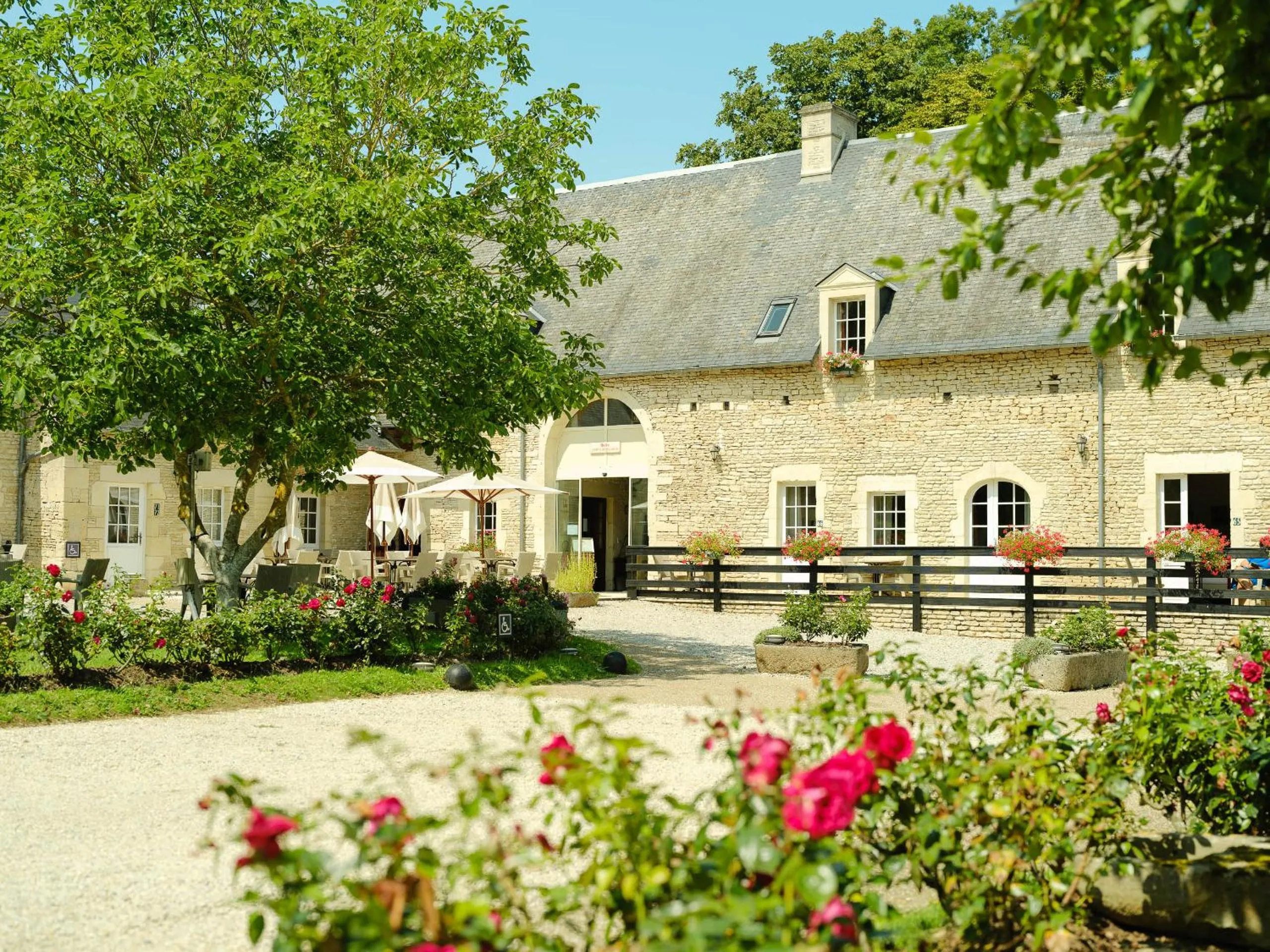 Property building in Hôtel Le Manoir De Mathan Crépon à la campagne 5 mn d'Arromanches et 10 mn de Bayeux