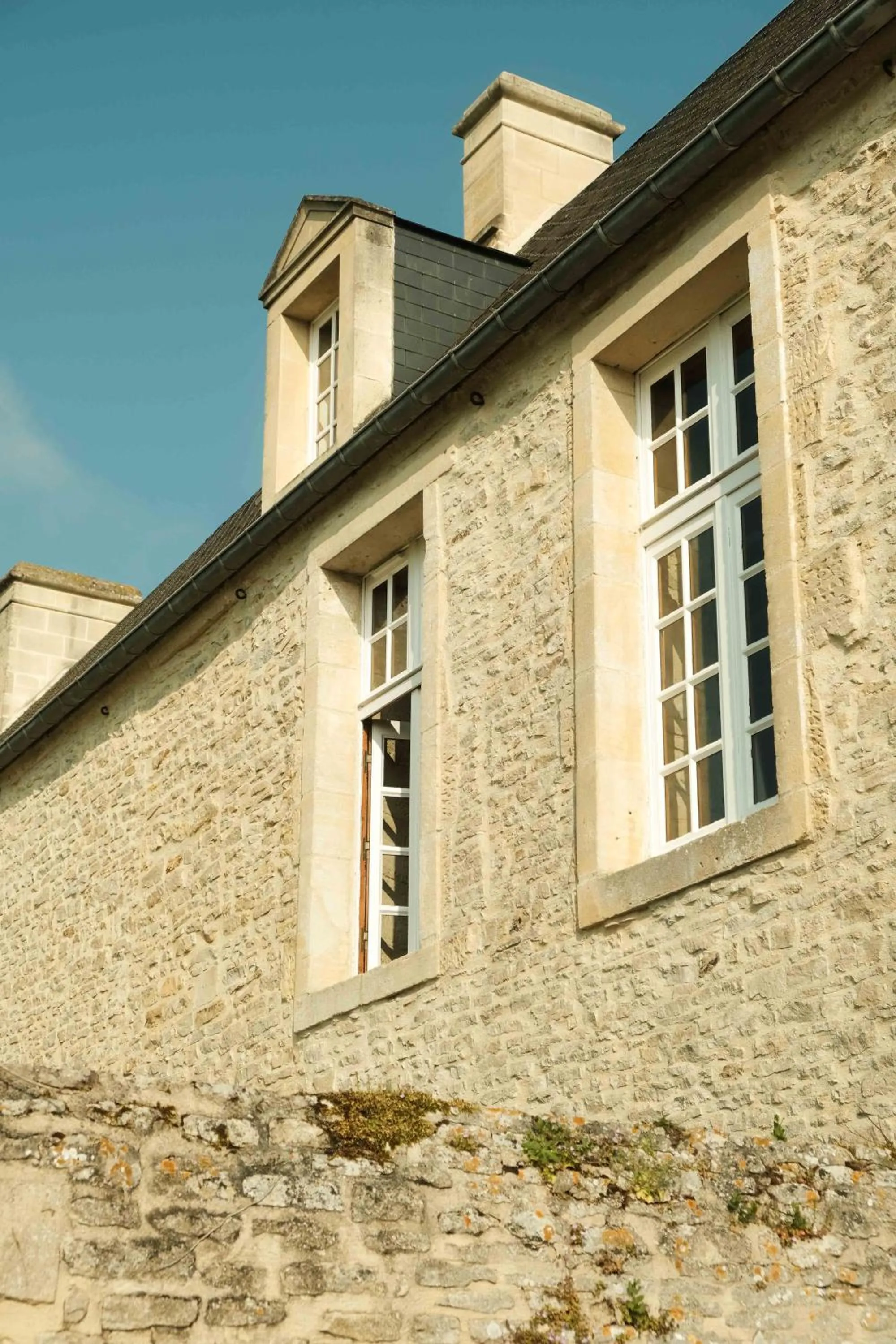 Property building in Hôtel Le Manoir De Mathan Crépon à la campagne 5 mn d'Arromanches et 10 mn de Bayeux