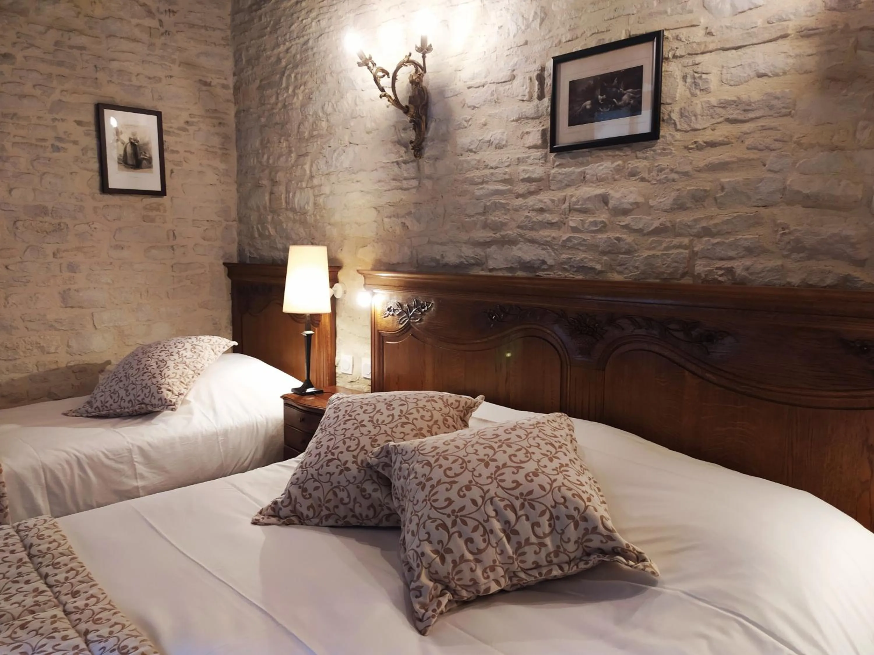 Bedroom, Bed in Hôtel Le Manoir De Mathan Crépon à la campagne 5 mn d'Arromanches et 10 mn de Bayeux