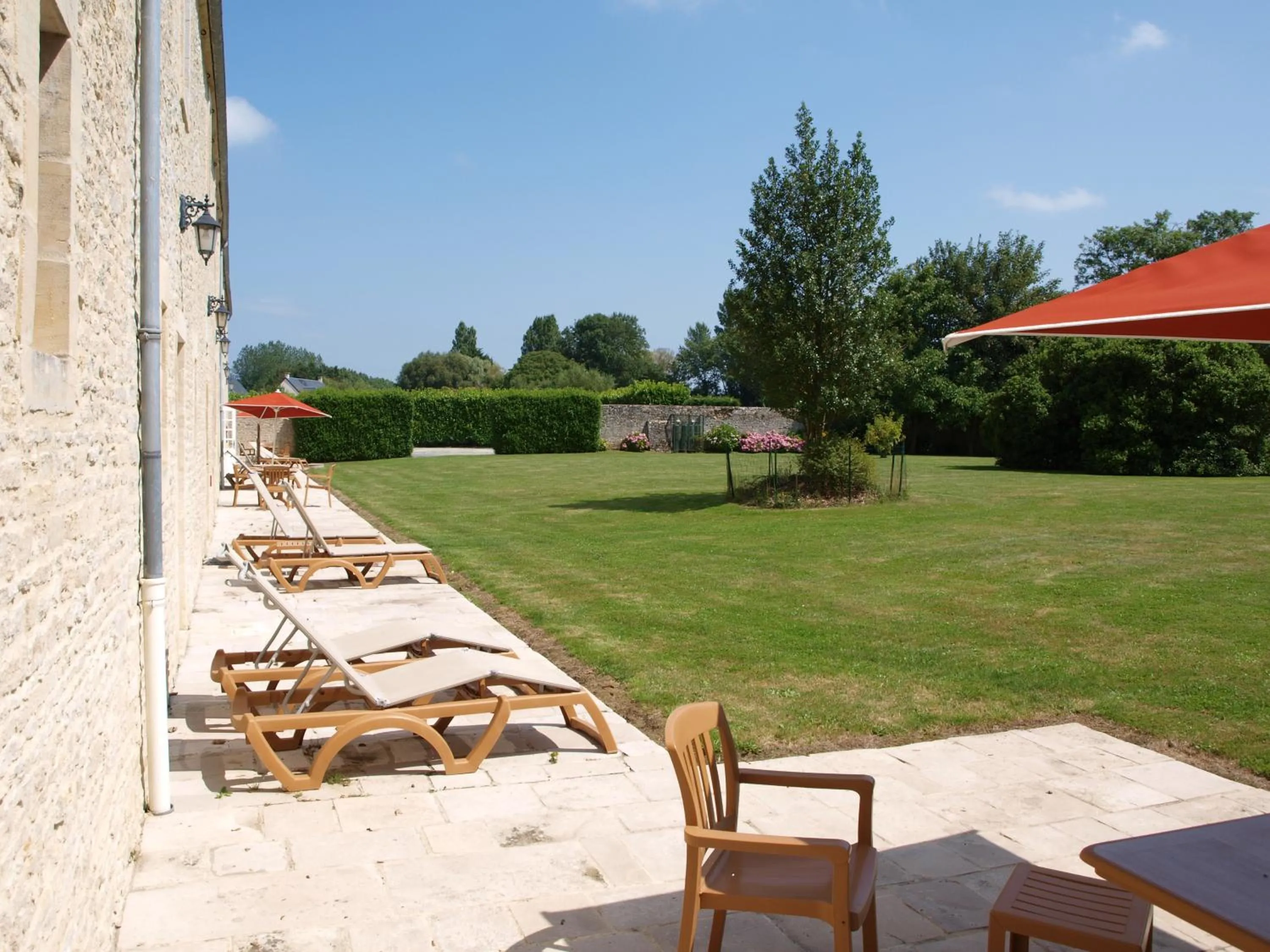 Garden in Hôtel Le Manoir De Mathan Crépon à la campagne 5 mn d'Arromanches et 10 mn de Bayeux