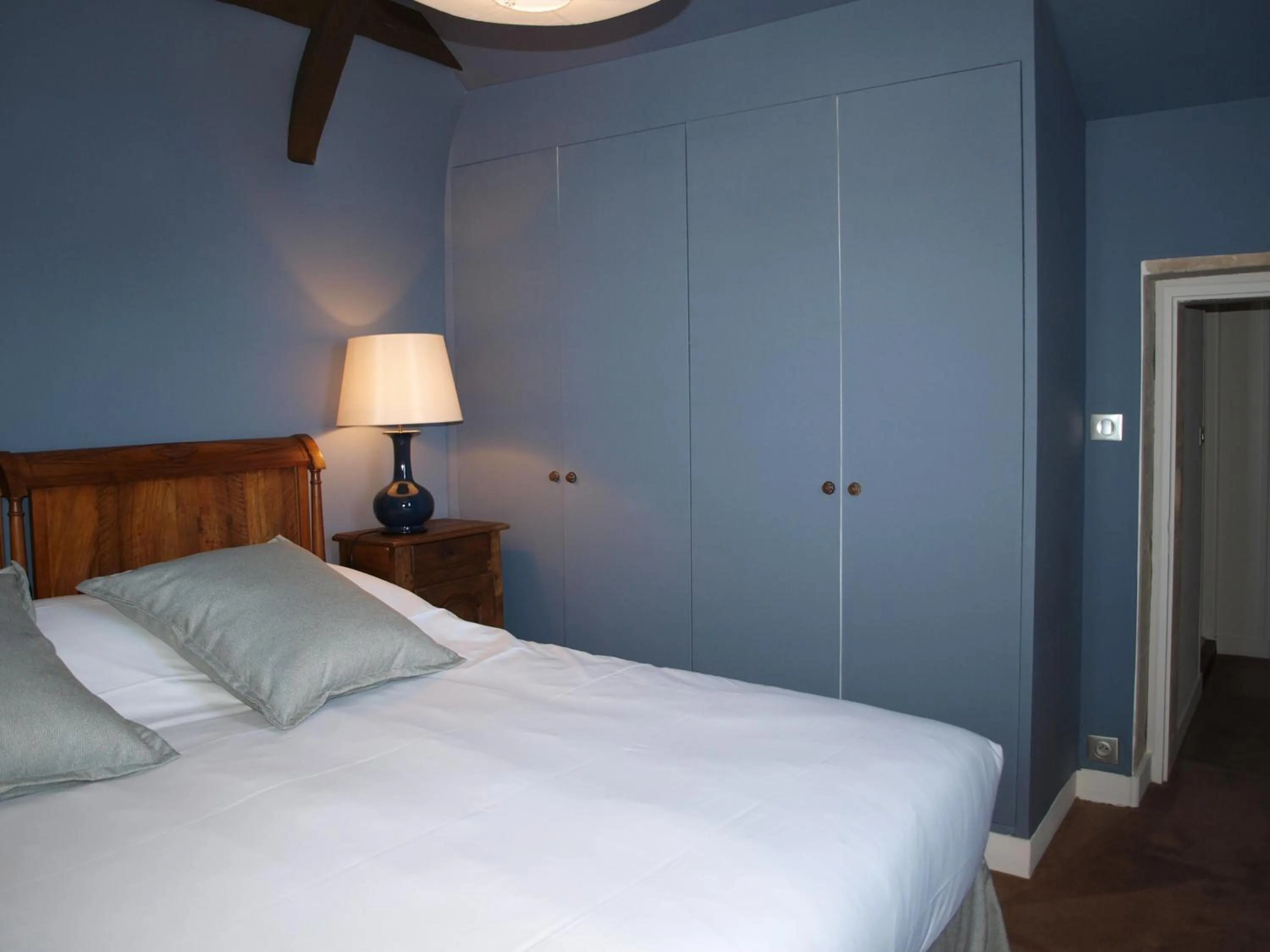 Bed in Hôtel Le Manoir De Mathan Crépon à la campagne 5 mn d'Arromanches et 10 mn de Bayeux