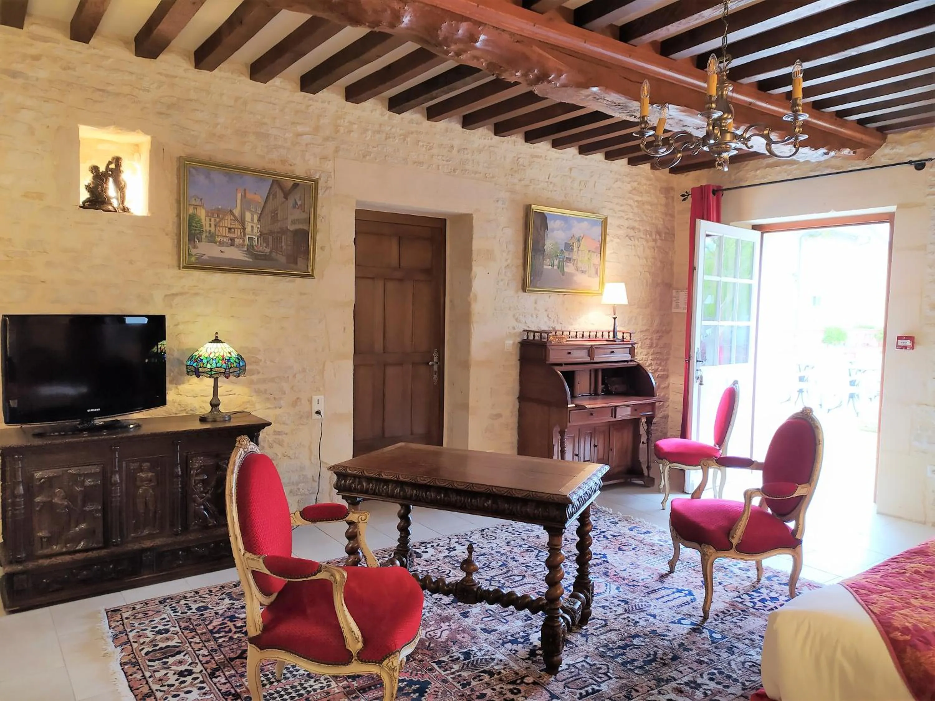 Bedroom in Hôtel Le Manoir De Mathan Crépon à la campagne 5 mn d'Arromanches et 10 mn de Bayeux