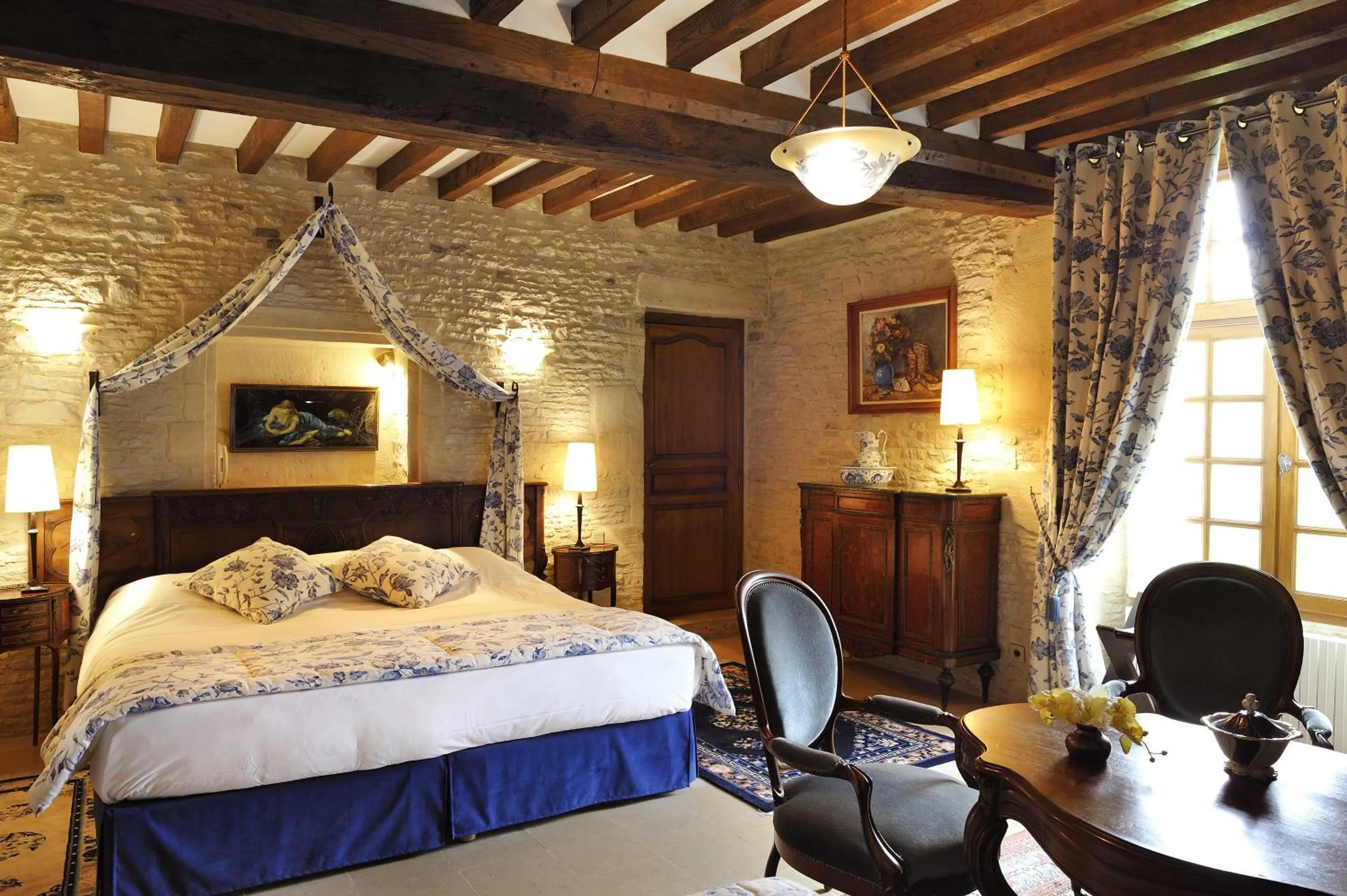 Bedroom, Bed in Hôtel Le Manoir De Mathan Crépon à la campagne 5 mn d'Arromanches et 10 mn de Bayeux