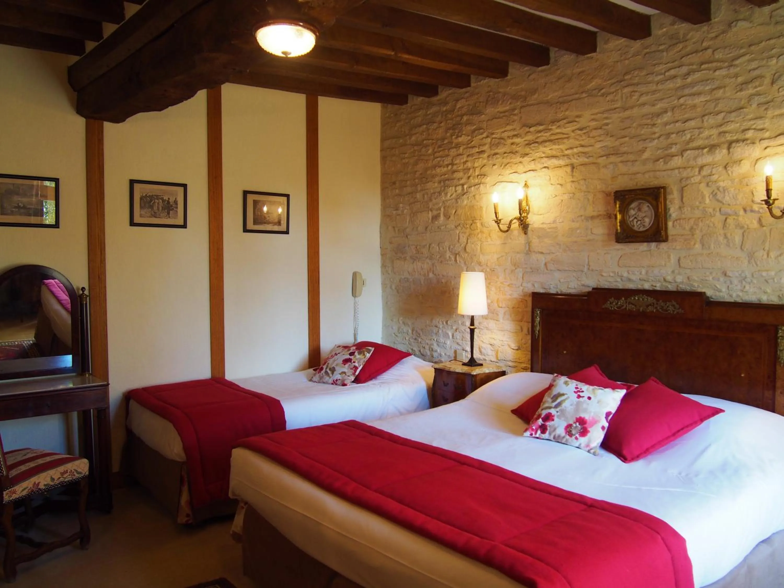 Decorative detail, Bed in Hôtel Le Manoir De Mathan Crépon à la campagne 5 mn d'Arromanches et 10 mn de Bayeux