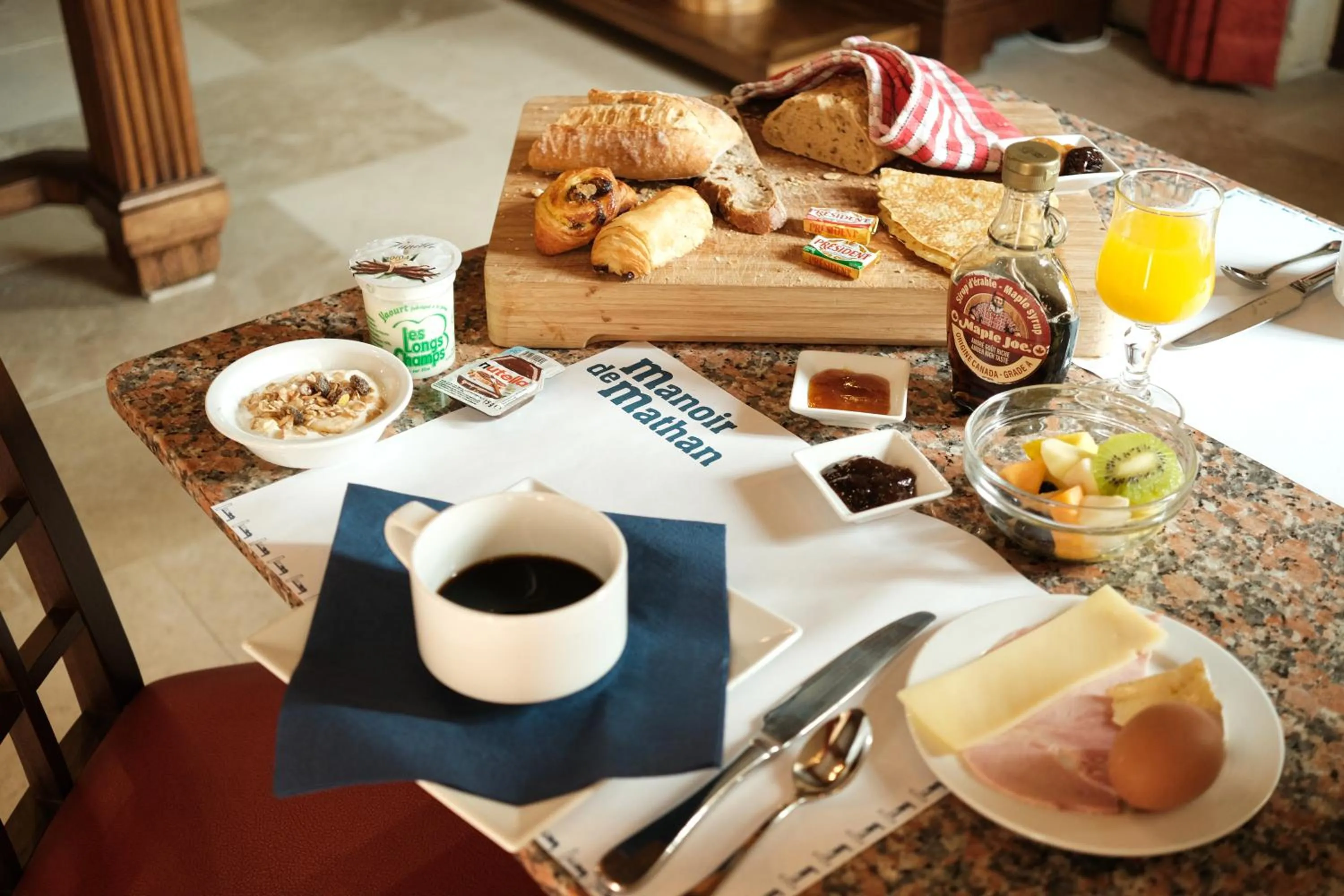 Day in Hôtel Le Manoir De Mathan Crépon à la campagne 5 mn d'Arromanches et 10 mn de Bayeux