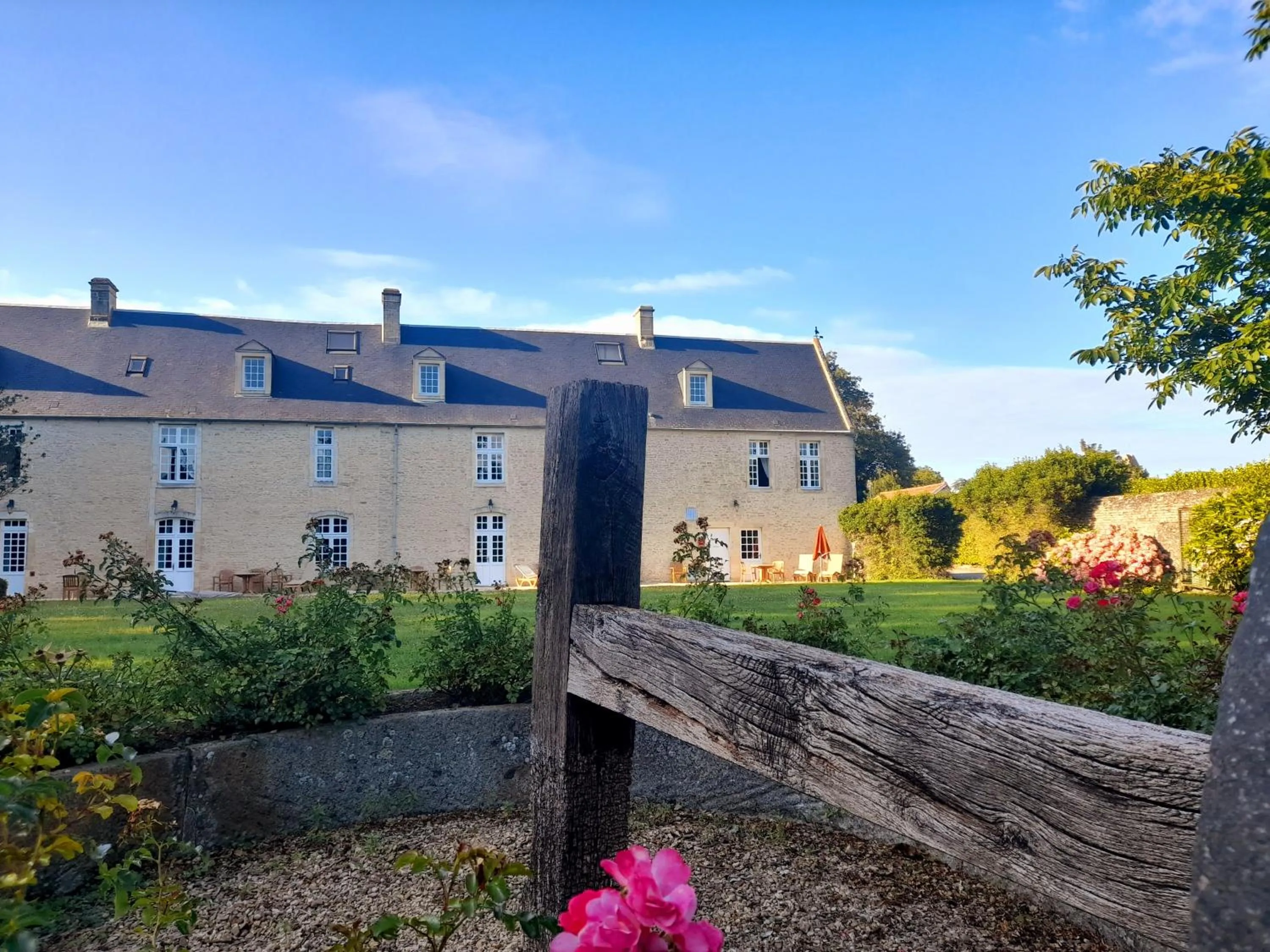 Garden in Hôtel Le Manoir De Mathan Crépon à la campagne 5 mn d'Arromanches et 10 mn de Bayeux