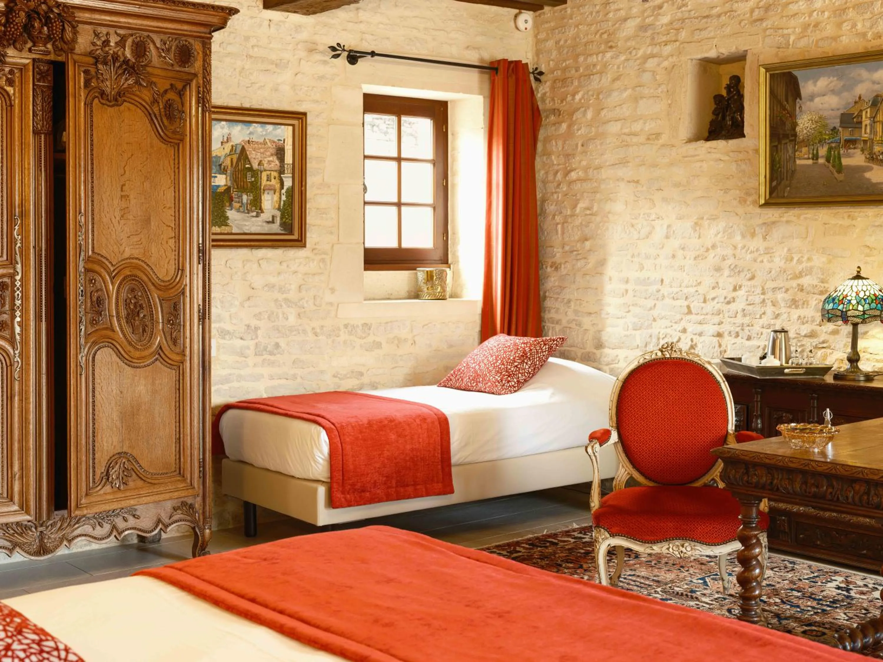 wardrobe, Bed in Hôtel Le Manoir De Mathan Crépon à la campagne 5 mn d'Arromanches et 10 mn de Bayeux