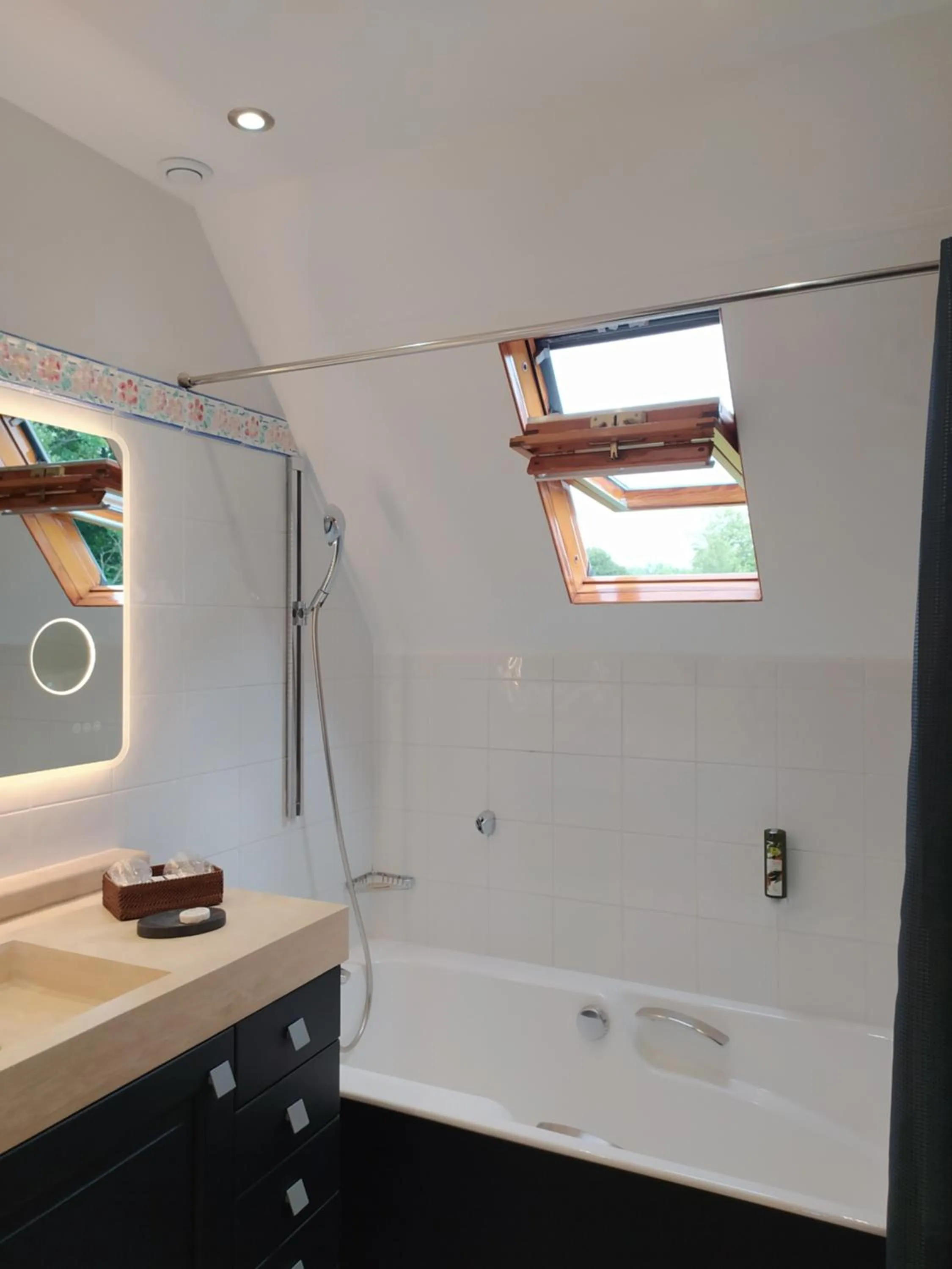 Bathroom in Hôtel Le Manoir De Mathan Crépon à la campagne 5 mn d'Arromanches et 10 mn de Bayeux