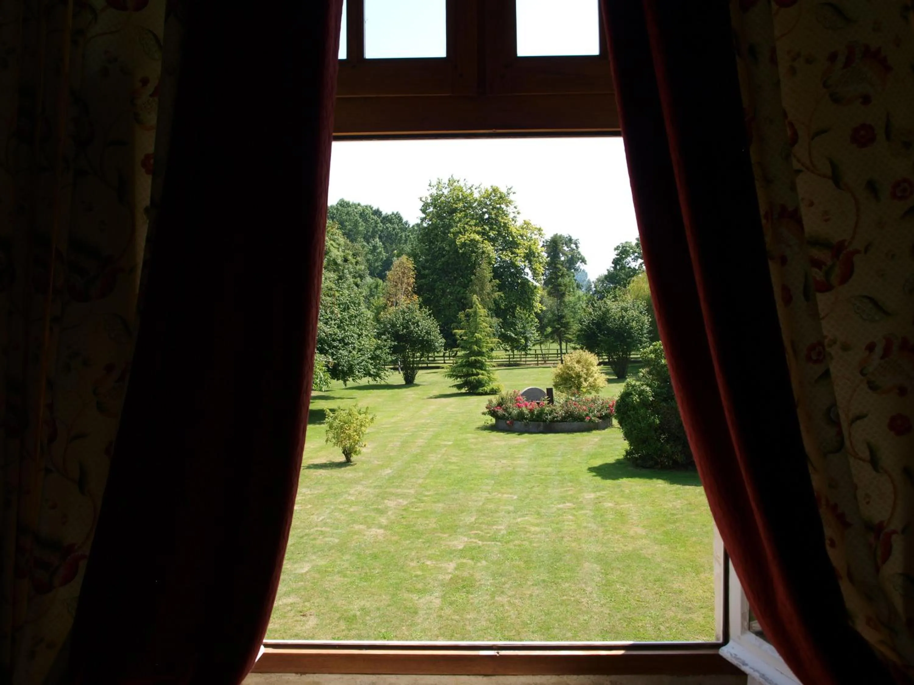 Garden view in Hôtel Le Manoir De Mathan Crépon à la campagne 5 mn d'Arromanches et 10 mn de Bayeux