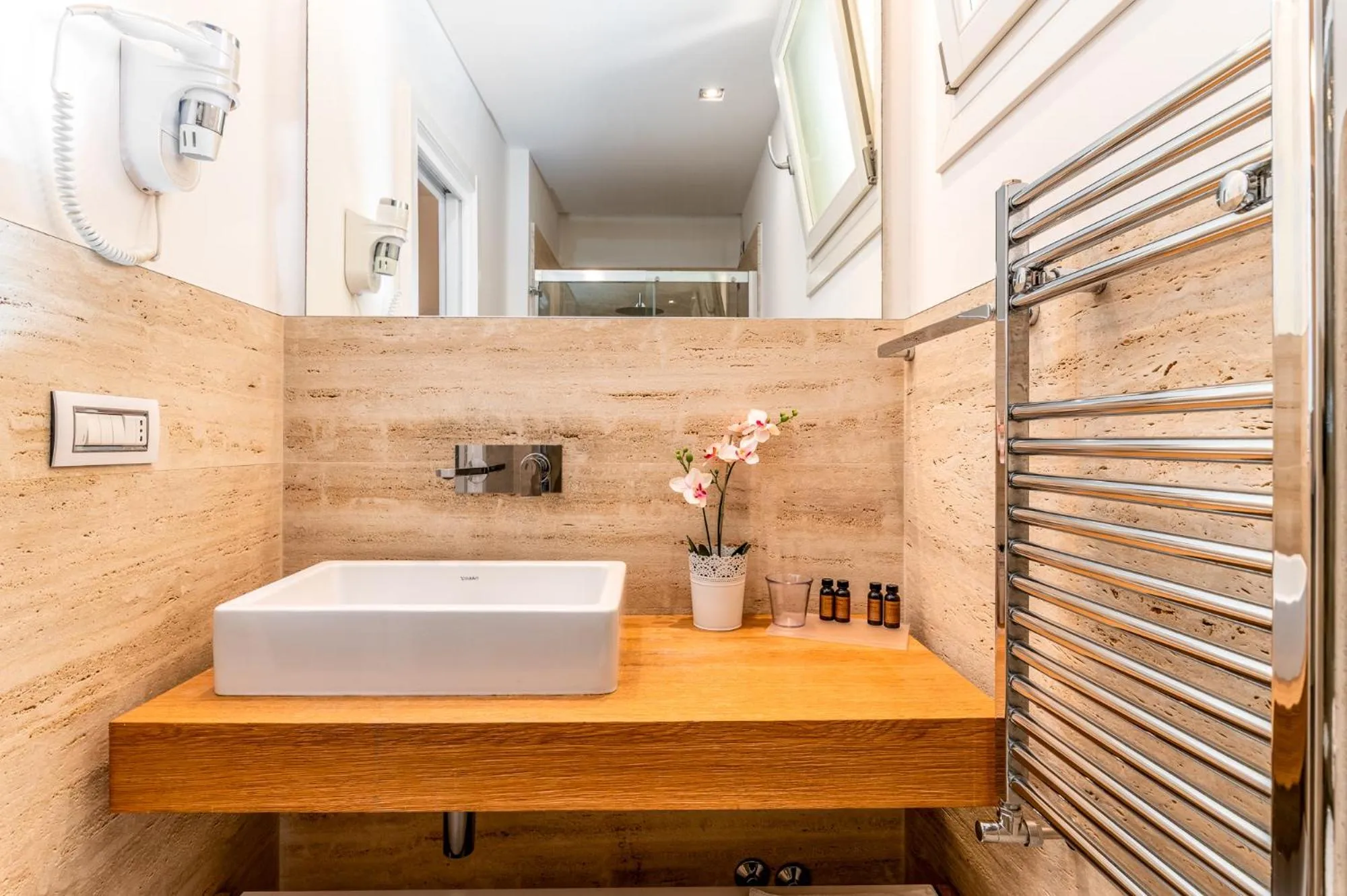 Shower in Santo Stefano Raro Rooms Collection