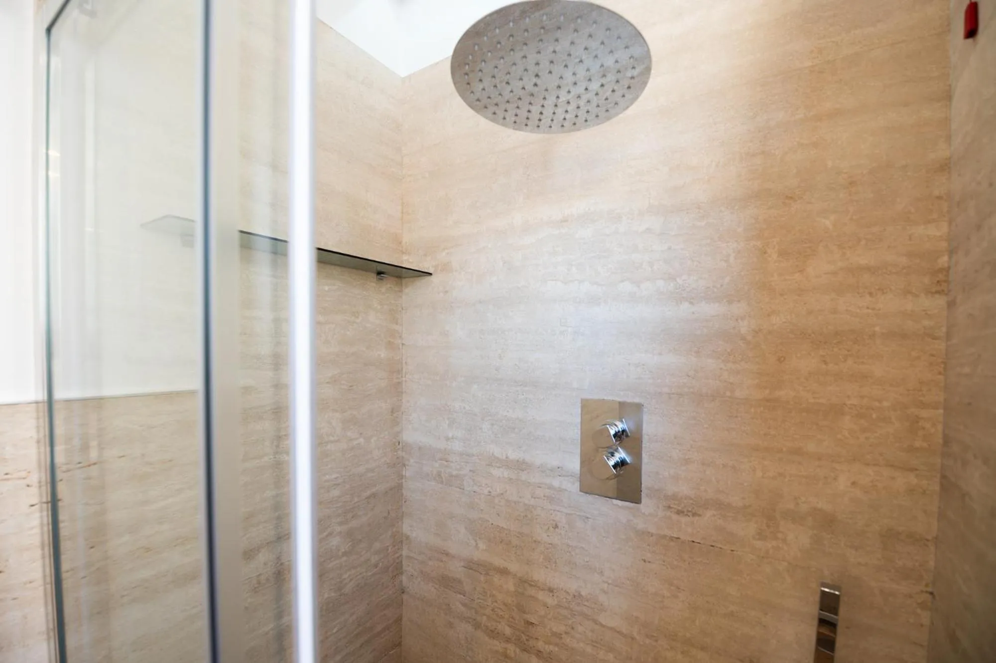 Shower in Santo Stefano Raro Rooms Collection