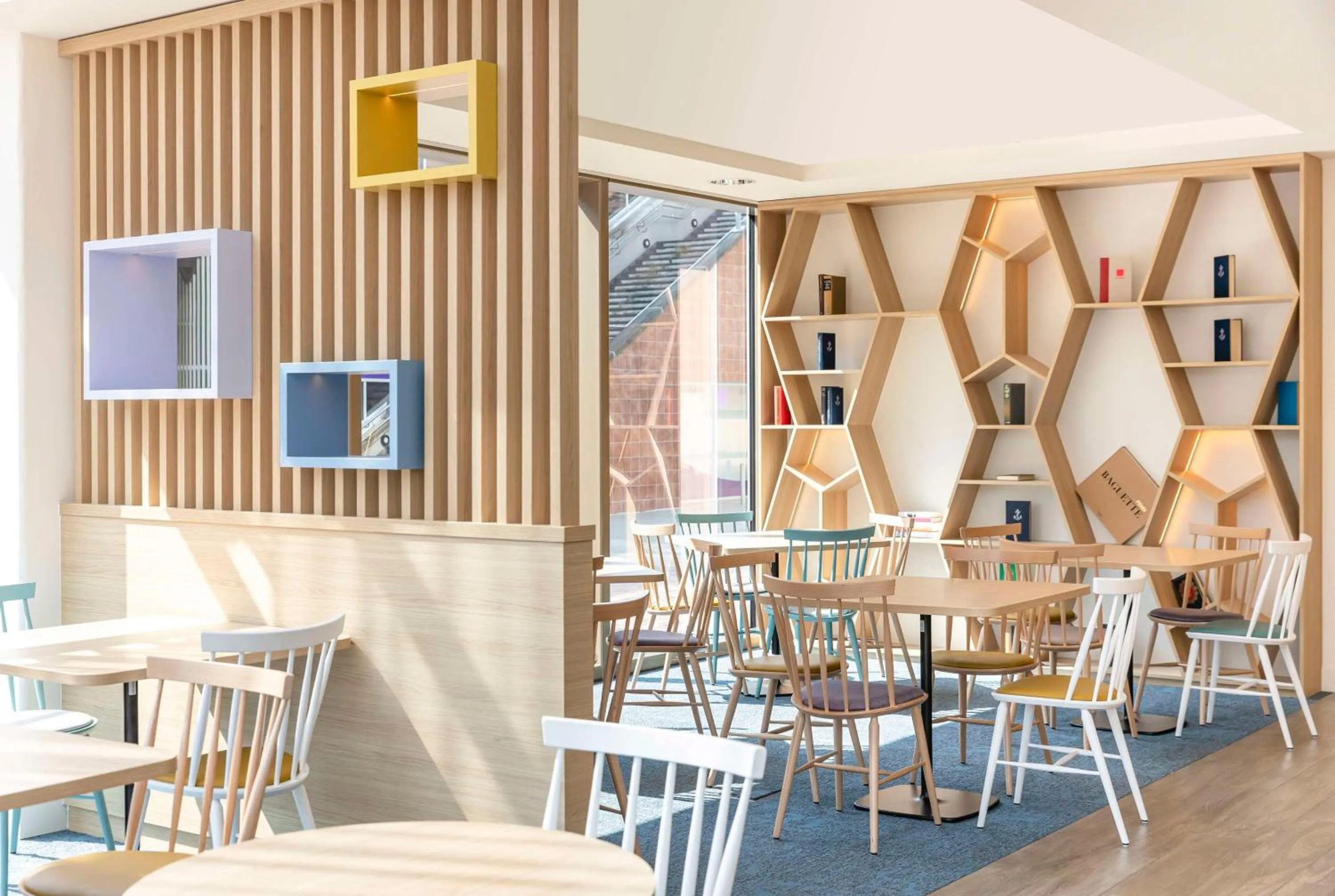 Library in Hampton By Hilton Amsterdam Arena Boulevard