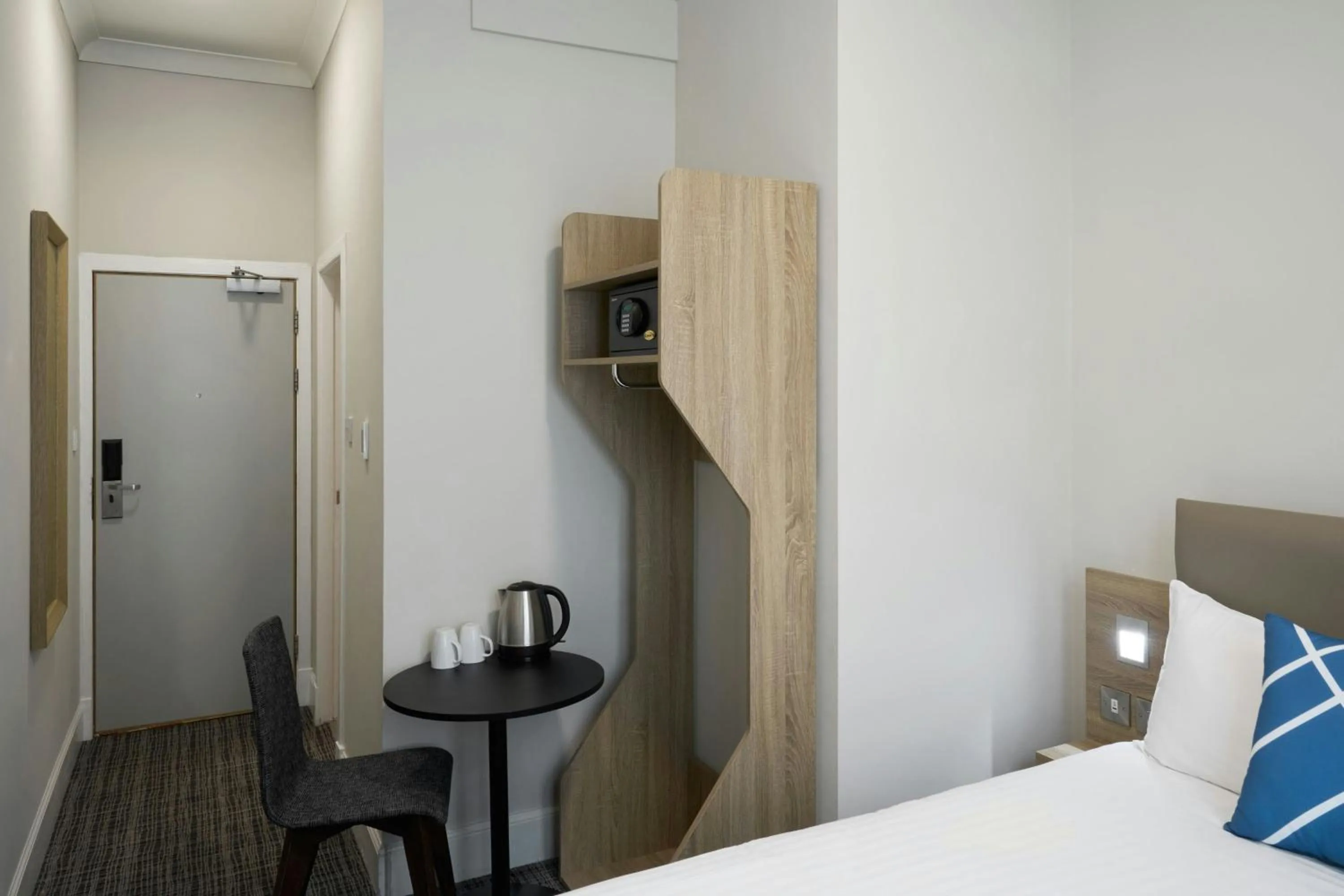 Photo of the whole room, Bed in Four Points Flex by Sheraton Edinburgh