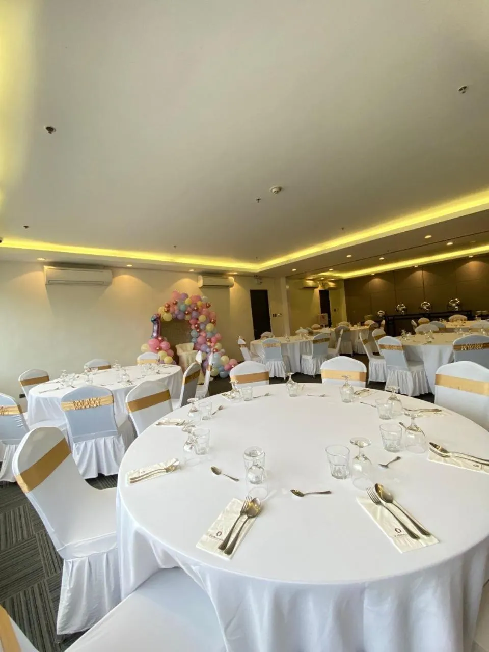 Restaurant/places to eat in Bravo Tanauan Hotel