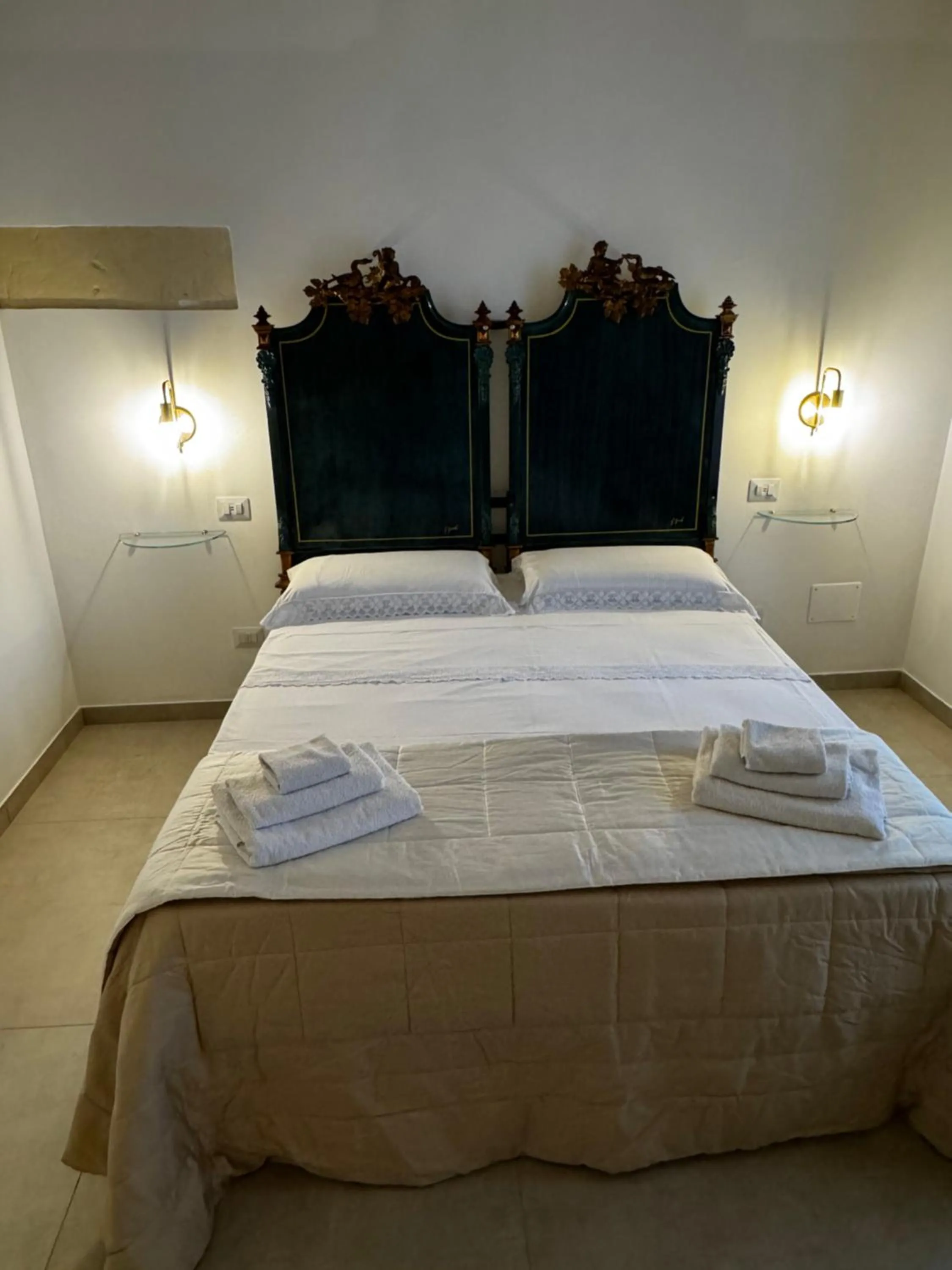 Bed in Lo Scrigno Barocco