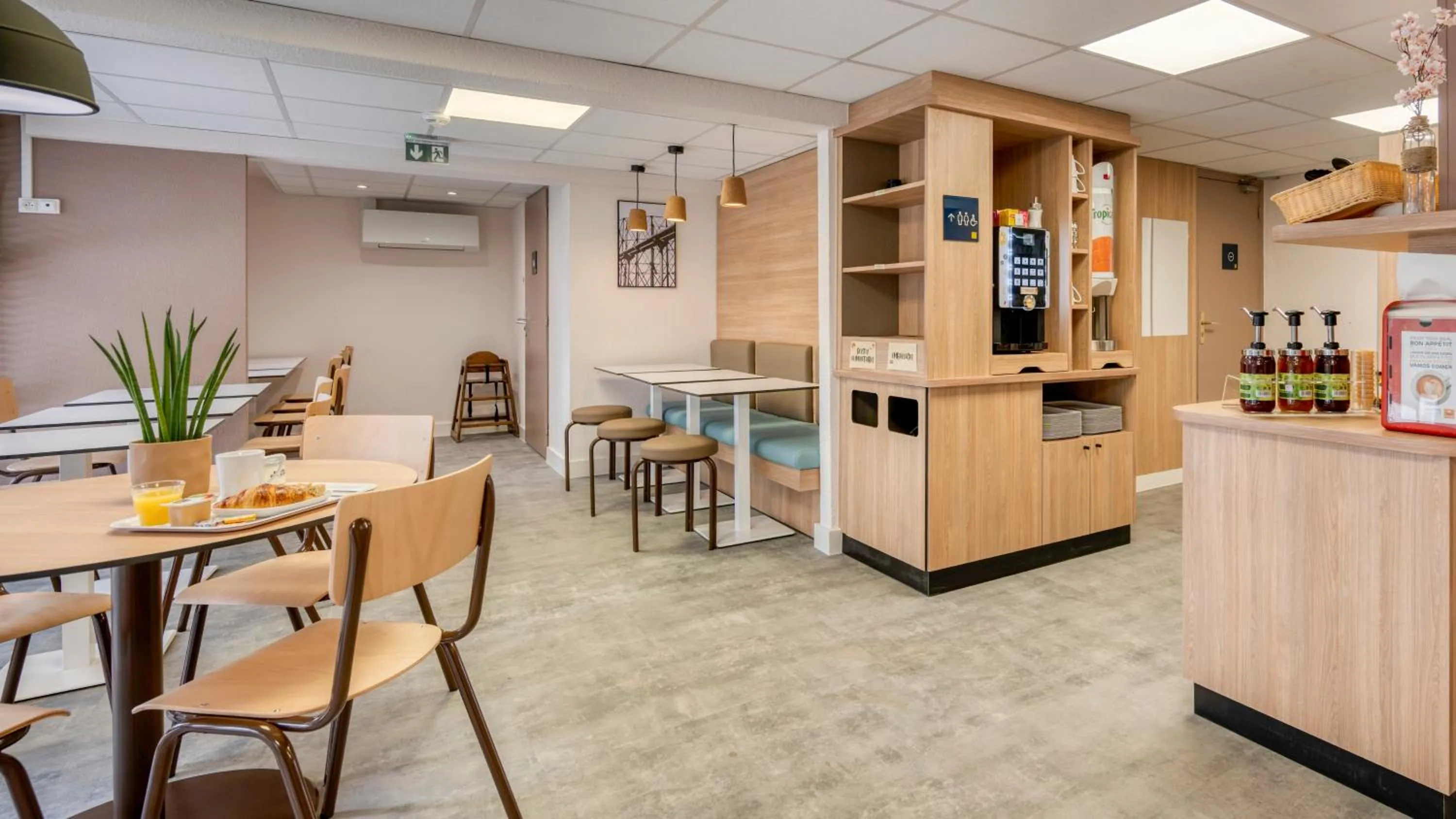 Restaurant/places to eat in Premiere Classe Bordeaux Sud Villenave D'ornon