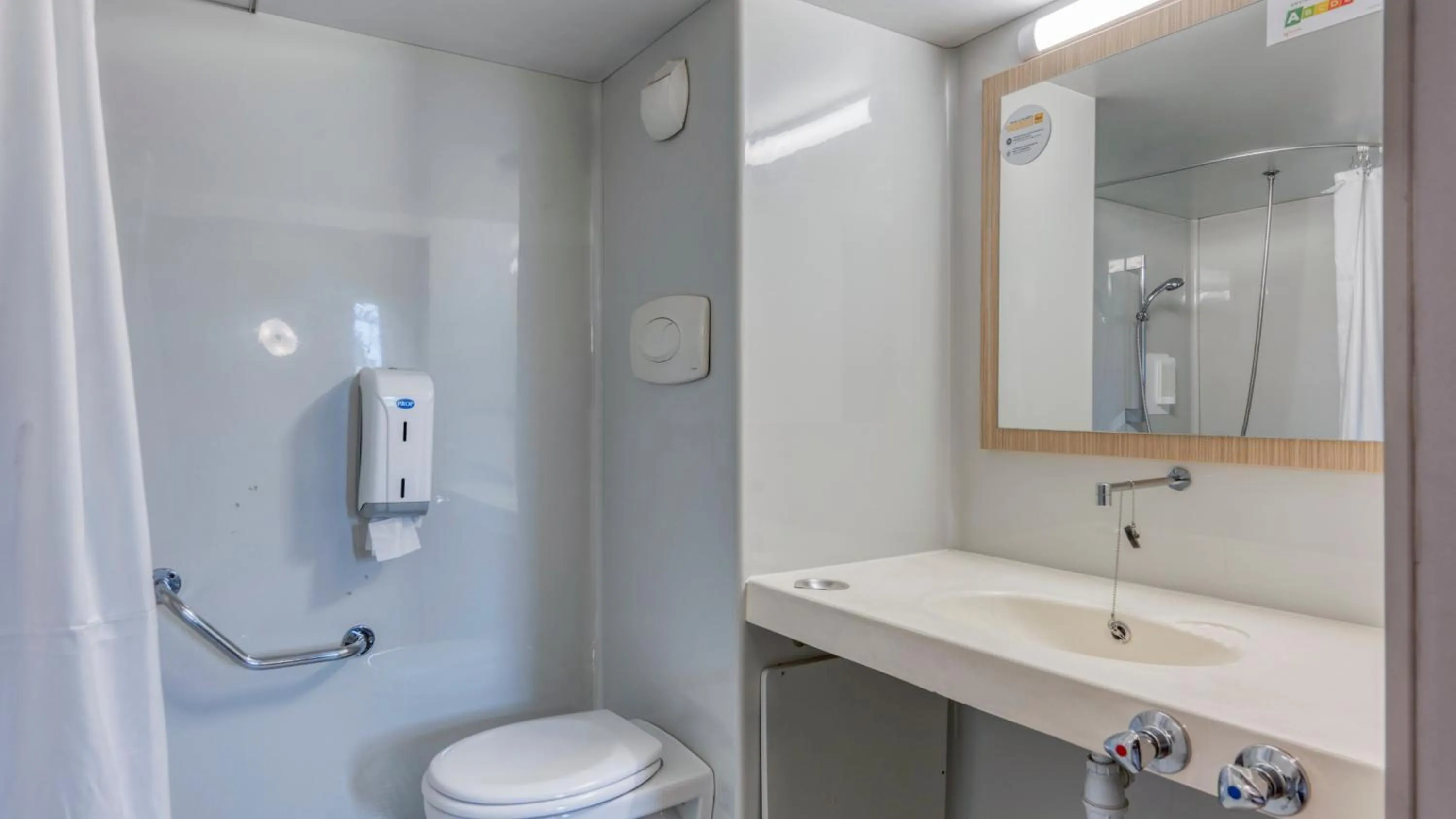 Shower in Premiere Classe Bordeaux Sud Villenave D'ornon