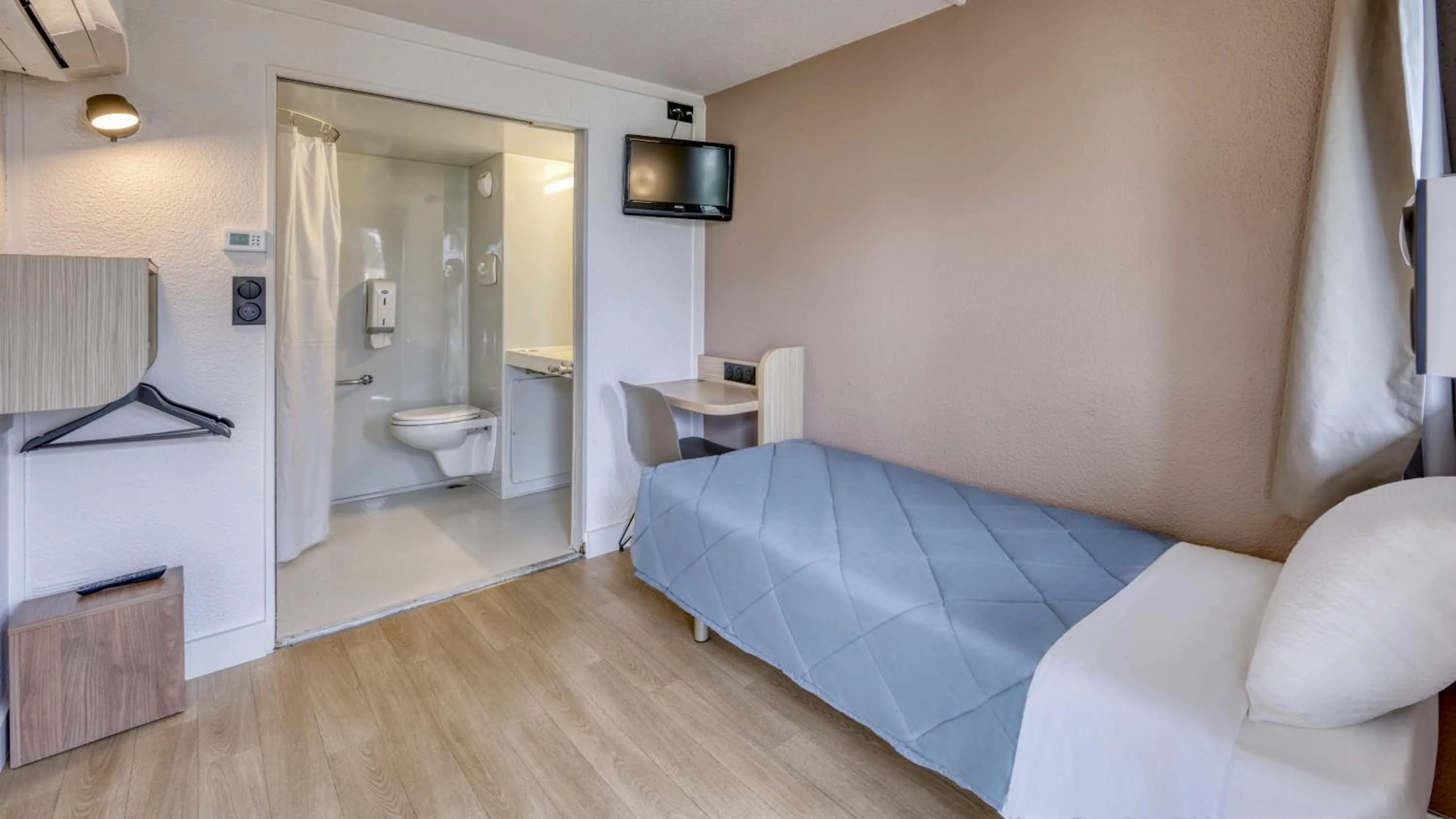 Toilet in Premiere Classe Bordeaux Sud Villenave D'ornon