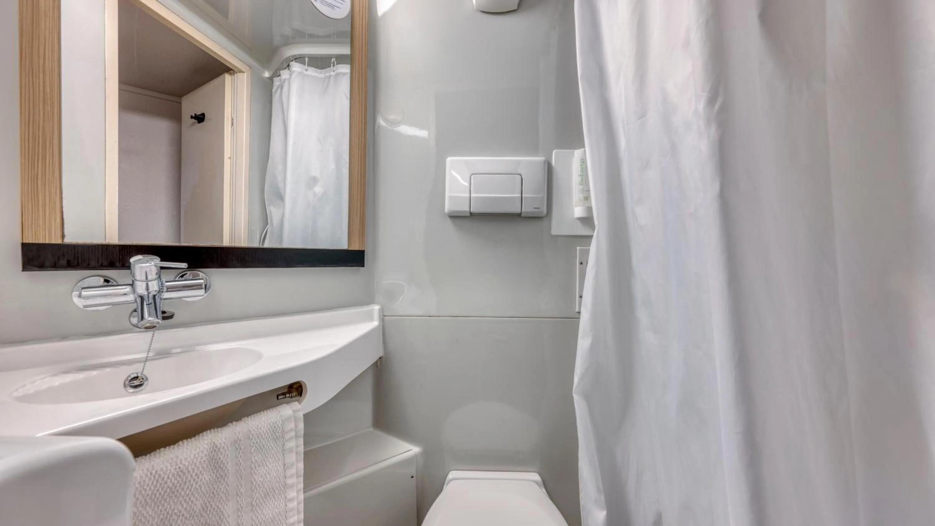 Shower in Premiere Classe Bordeaux Sud Villenave D'ornon