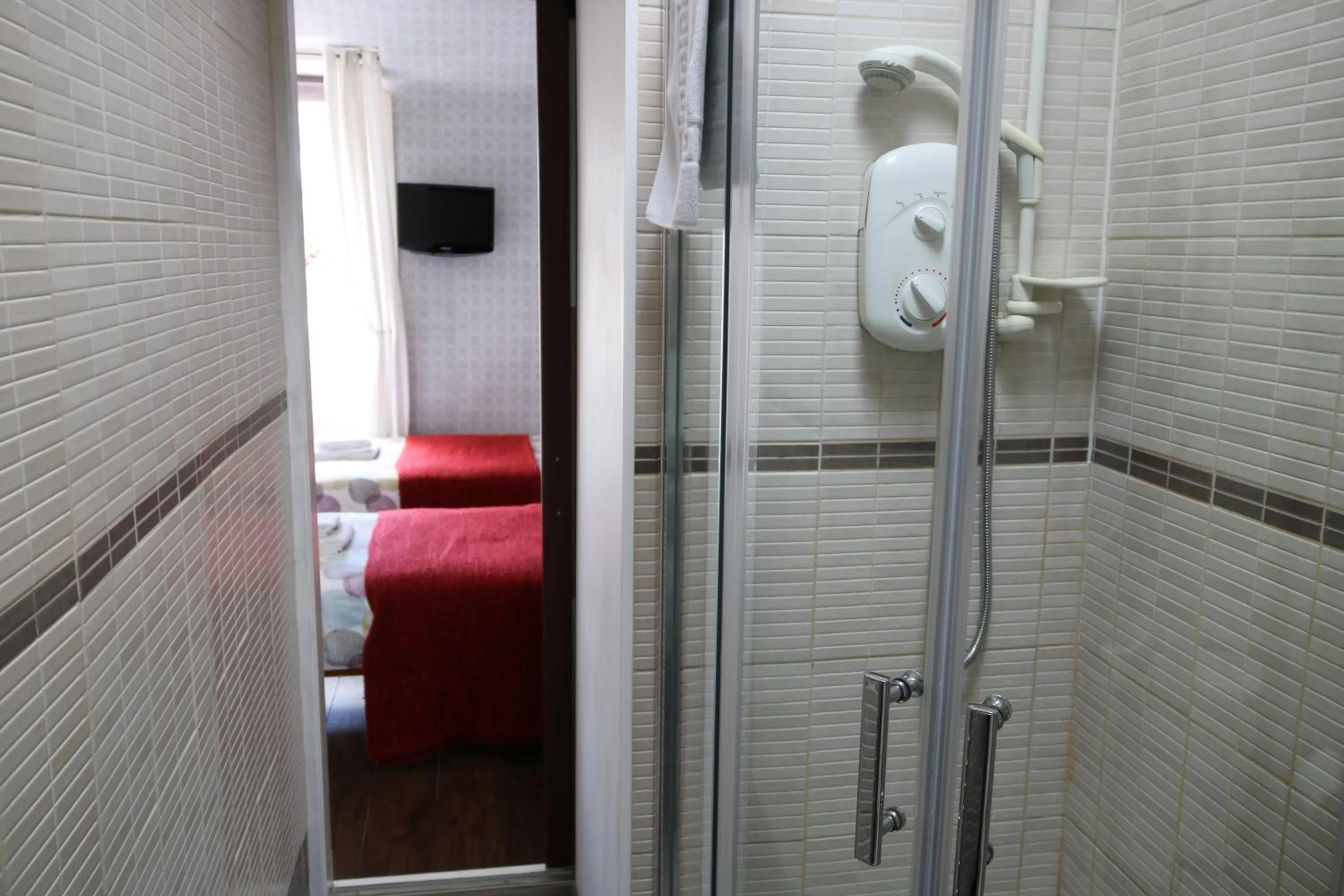 Bathroom in Dalmore Lodge Guest House