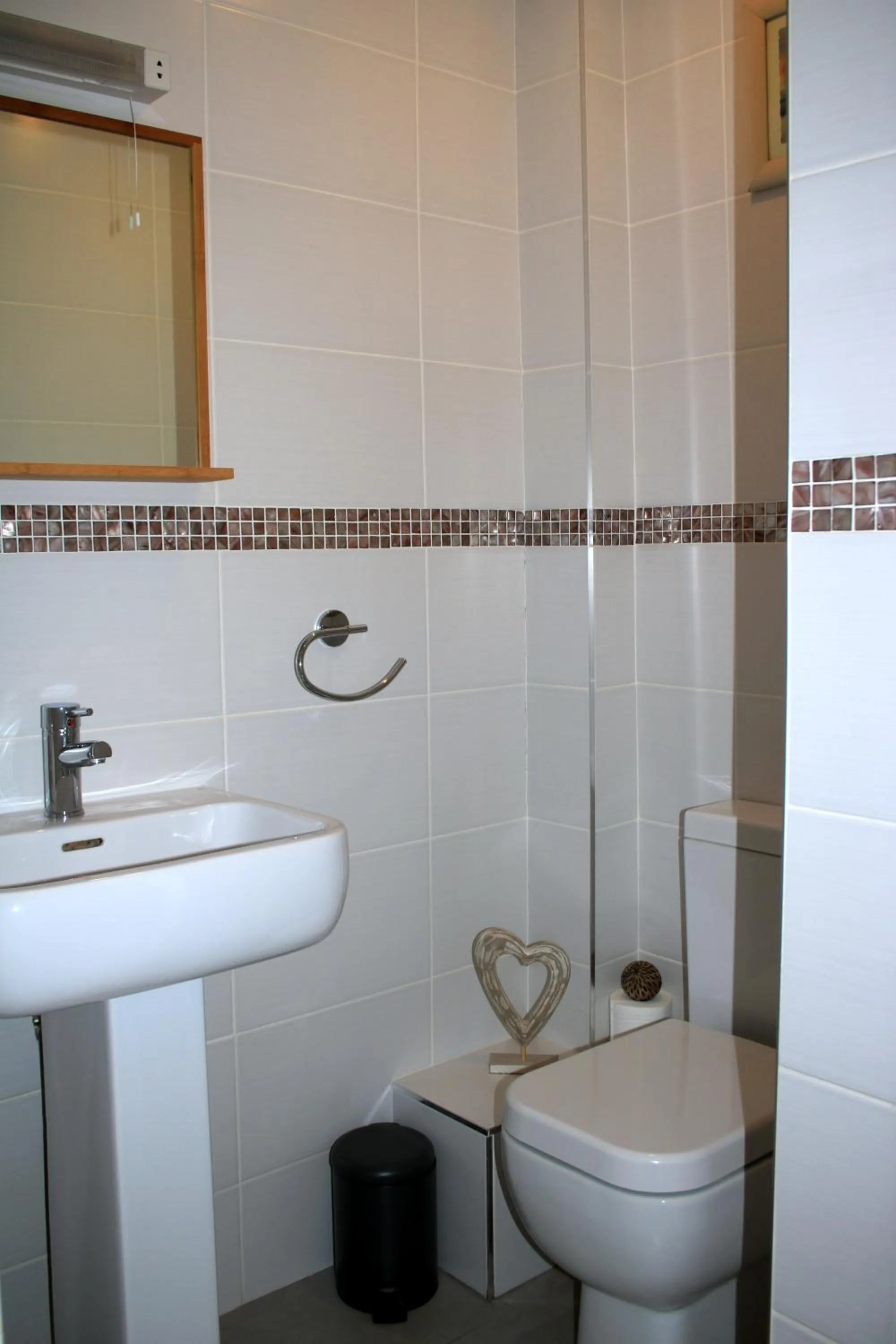 Bathroom in Dalmore Lodge Guest House