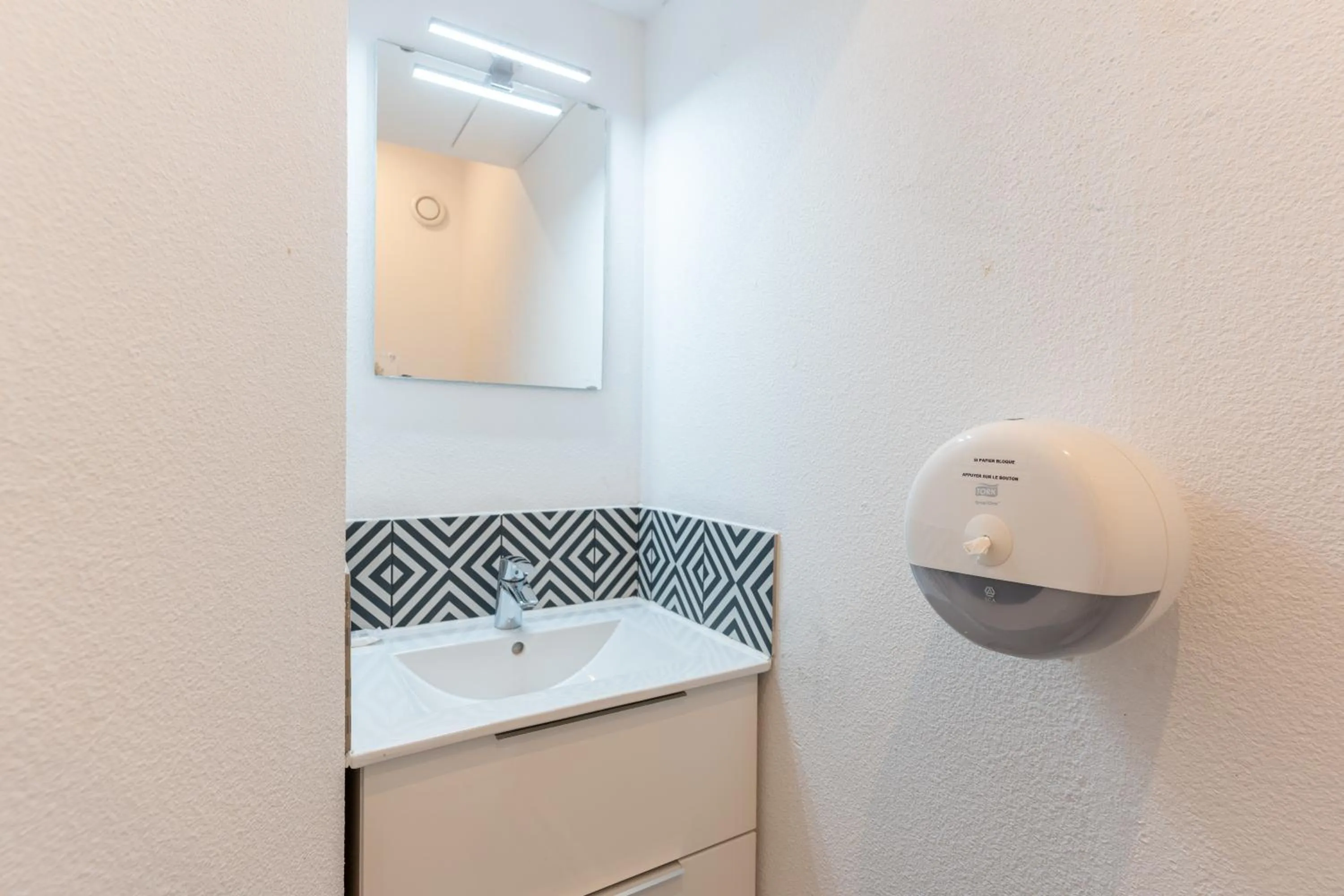 Bathroom in Kyriad Direct Bordeaux Sud Cestas