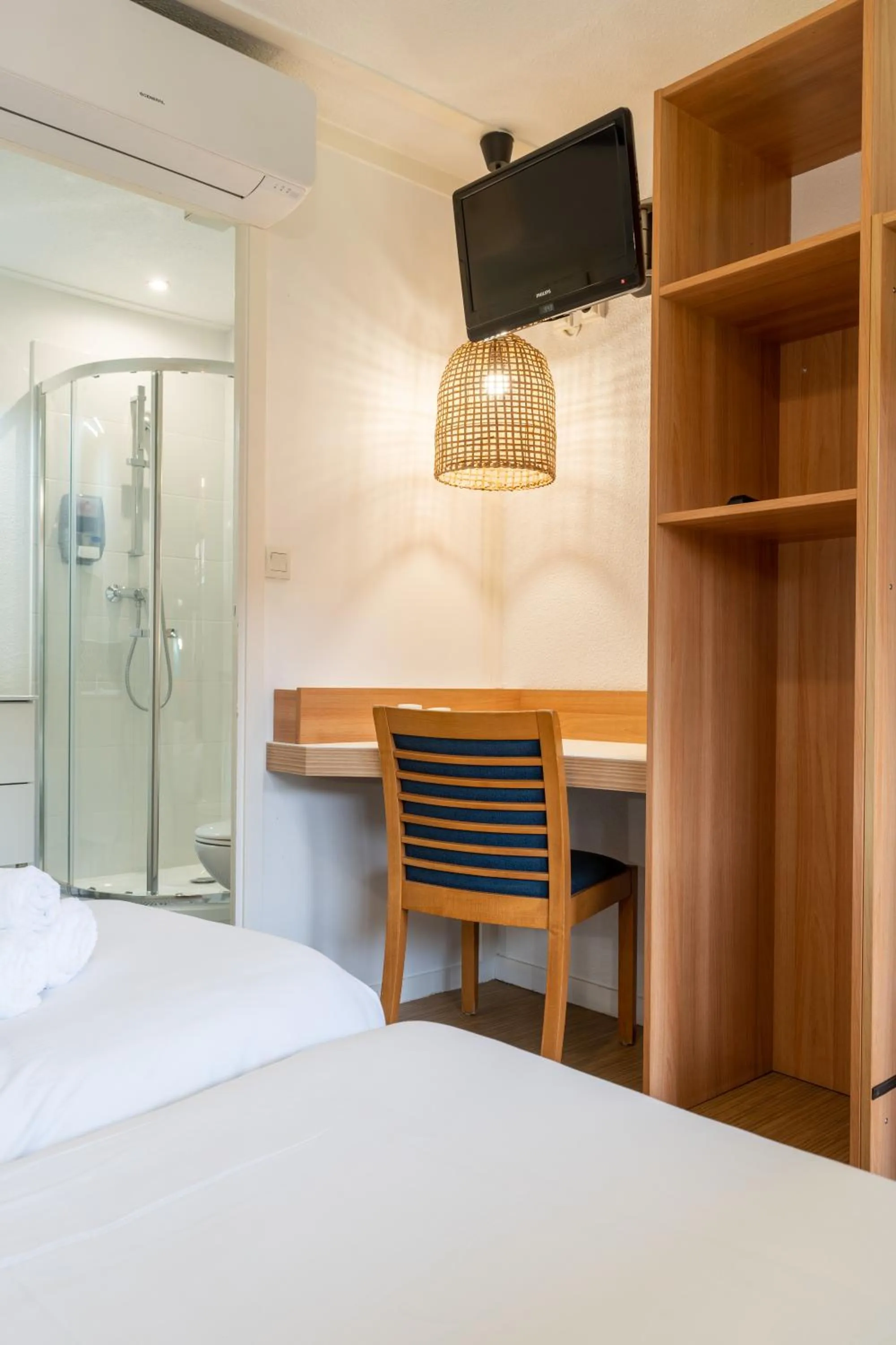 Bed in Kyriad Direct Bordeaux Sud Cestas