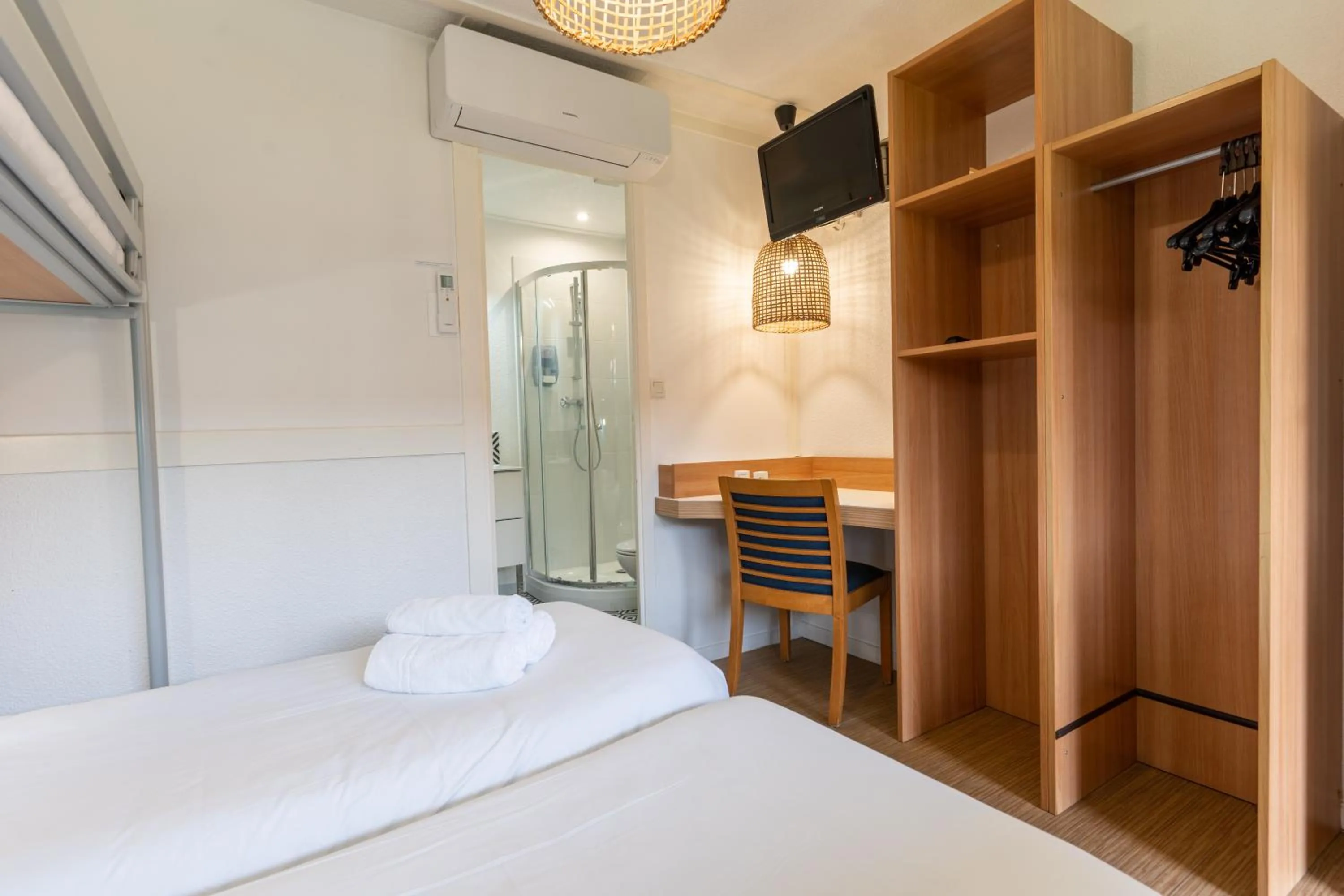 Bed in Kyriad Direct Bordeaux Sud Cestas