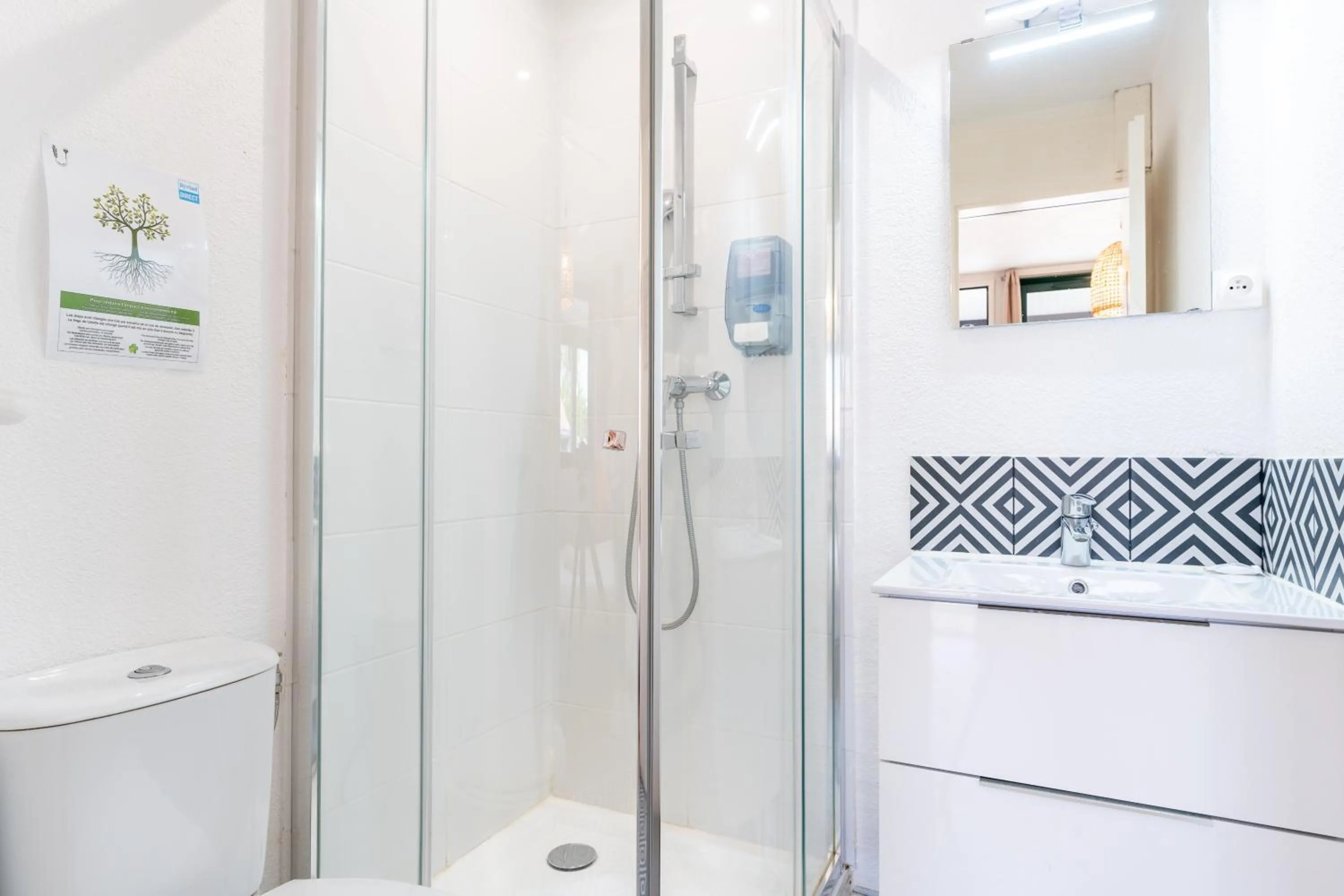 Shower in Kyriad Direct Bordeaux Sud Cestas