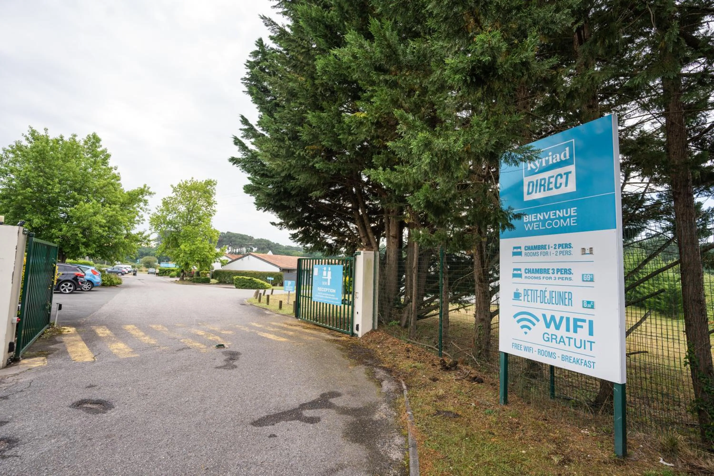 Facade/entrance in Kyriad Direct Bordeaux Sud Cestas