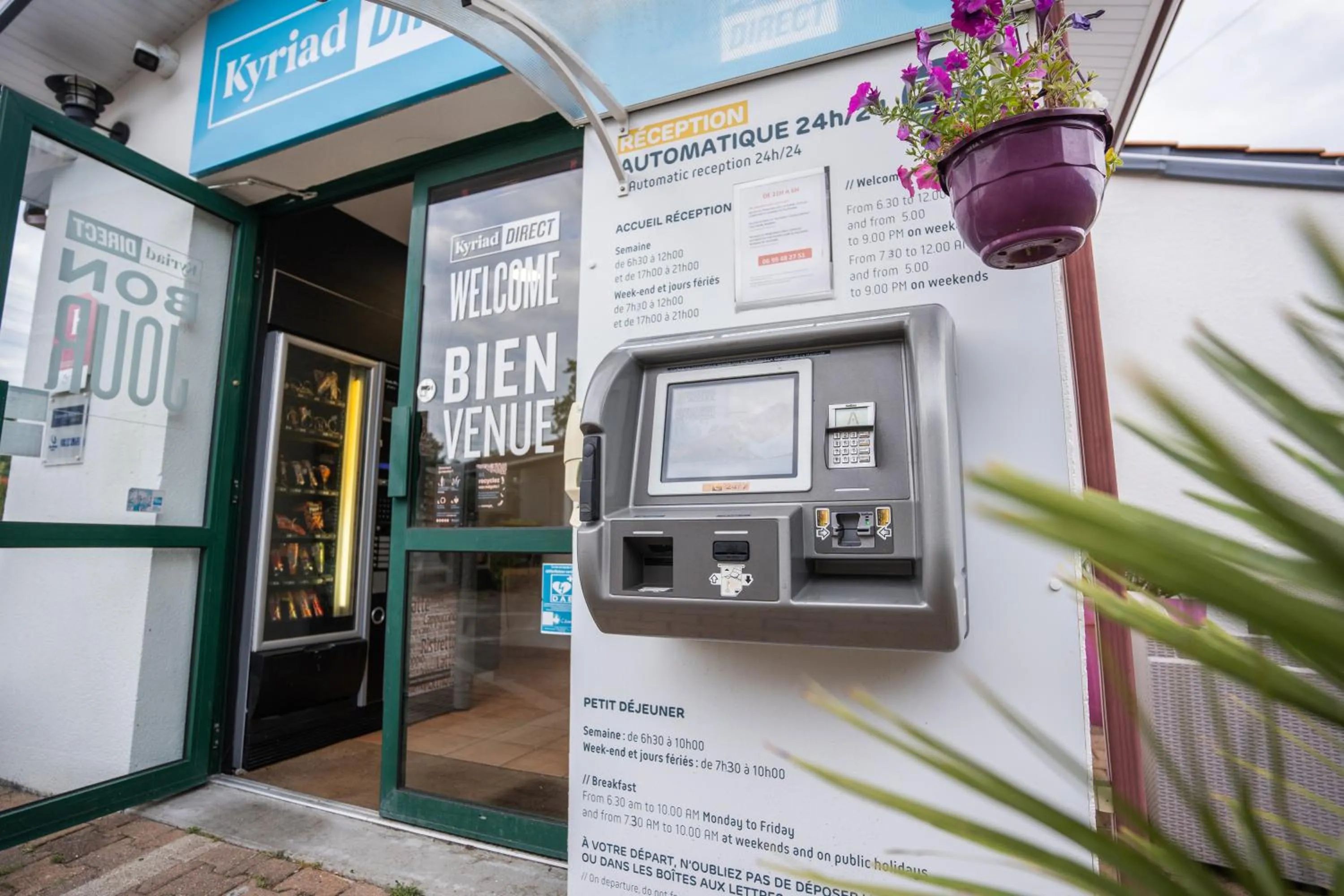 Facade/entrance in Kyriad Direct Bordeaux Sud Cestas