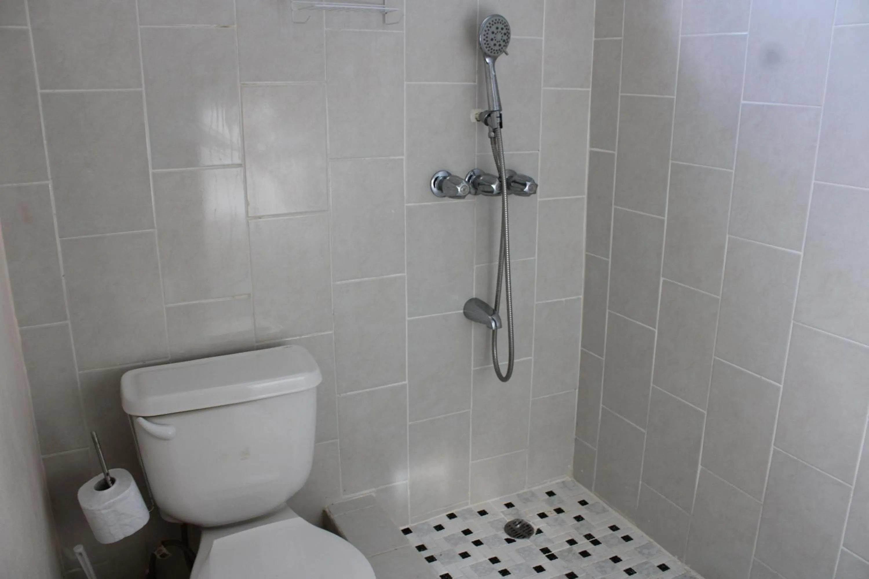 Toilet in Rejens Hotel