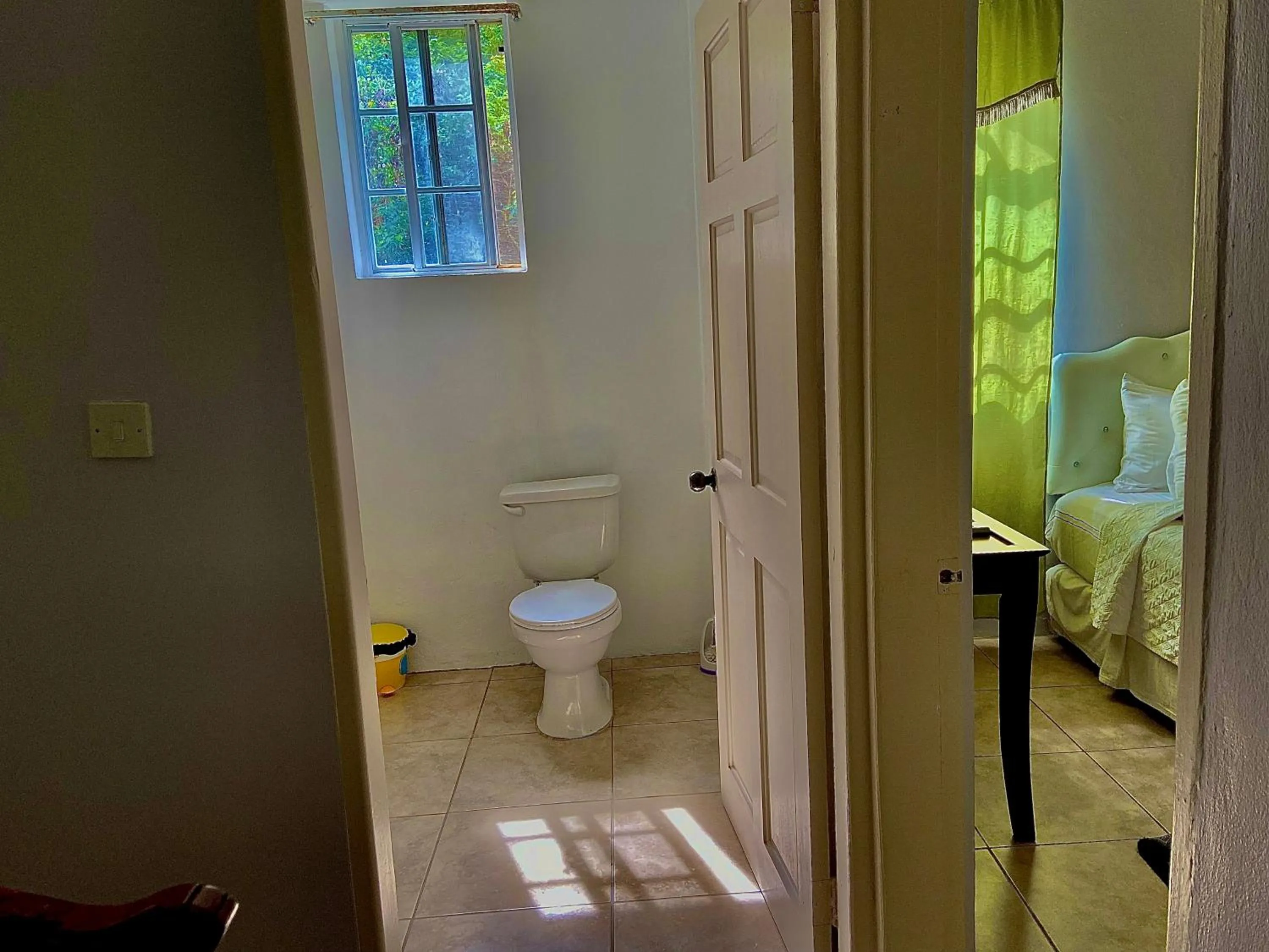 Toilet in Rejens Hotel