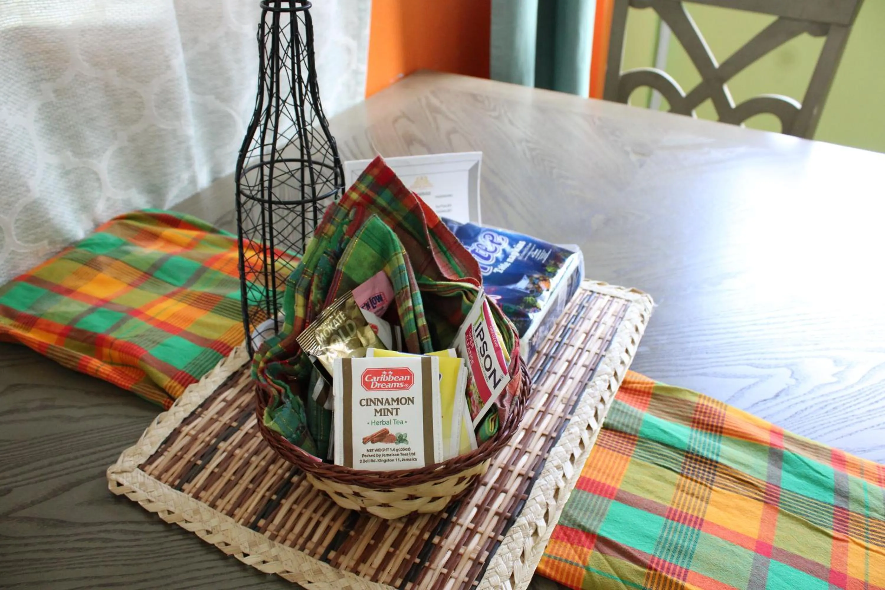 Dining area, Bed in Rejens Hotel