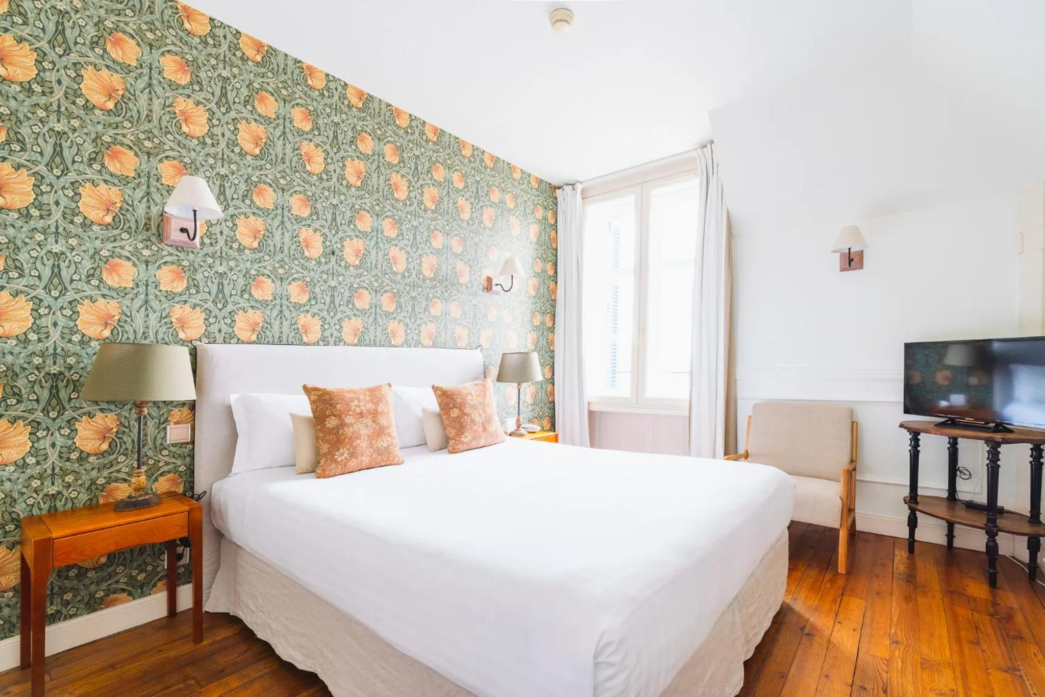 Bed in Hotel Edouard VII