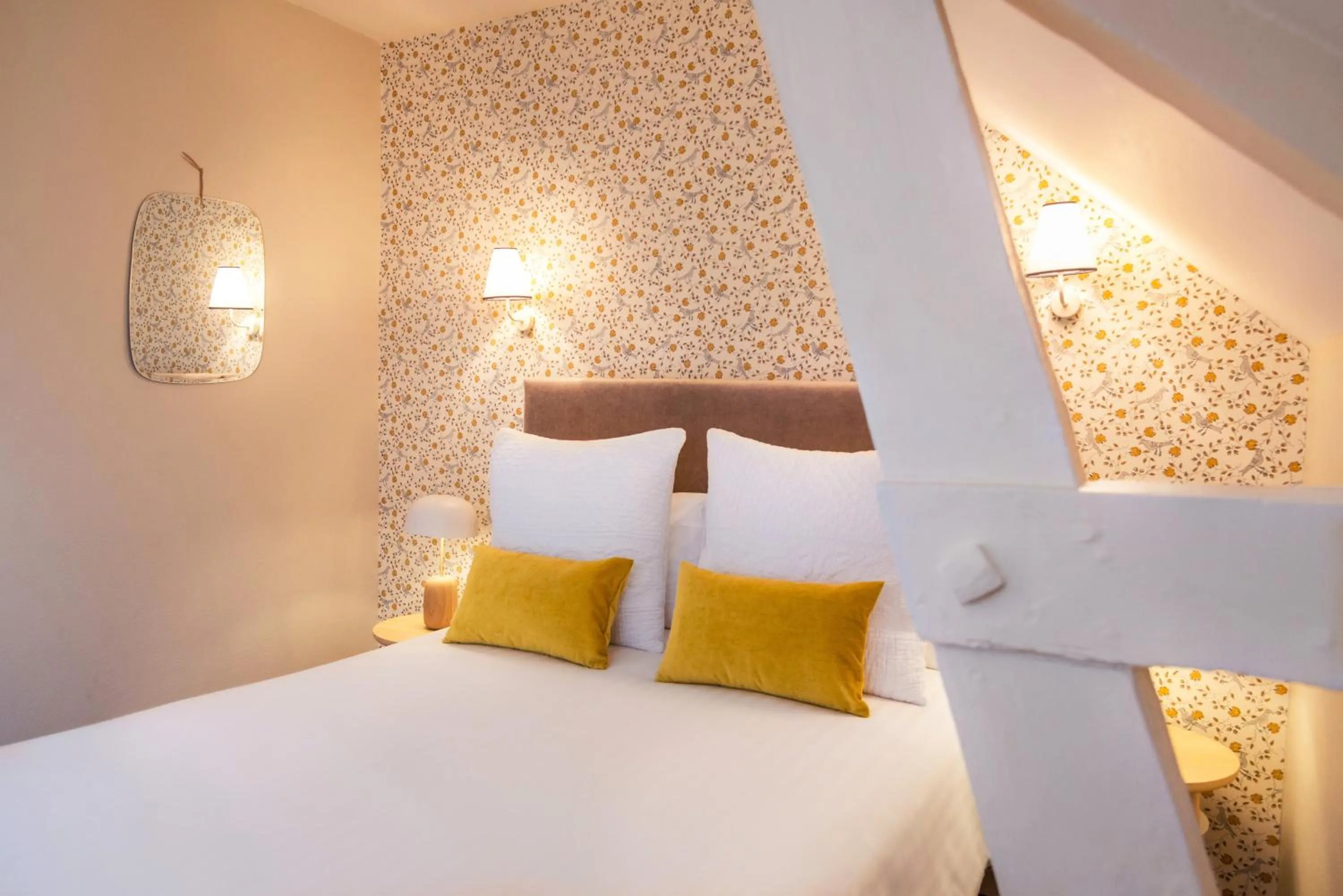 Photo of the whole room, Bed in Hotel Edouard VII