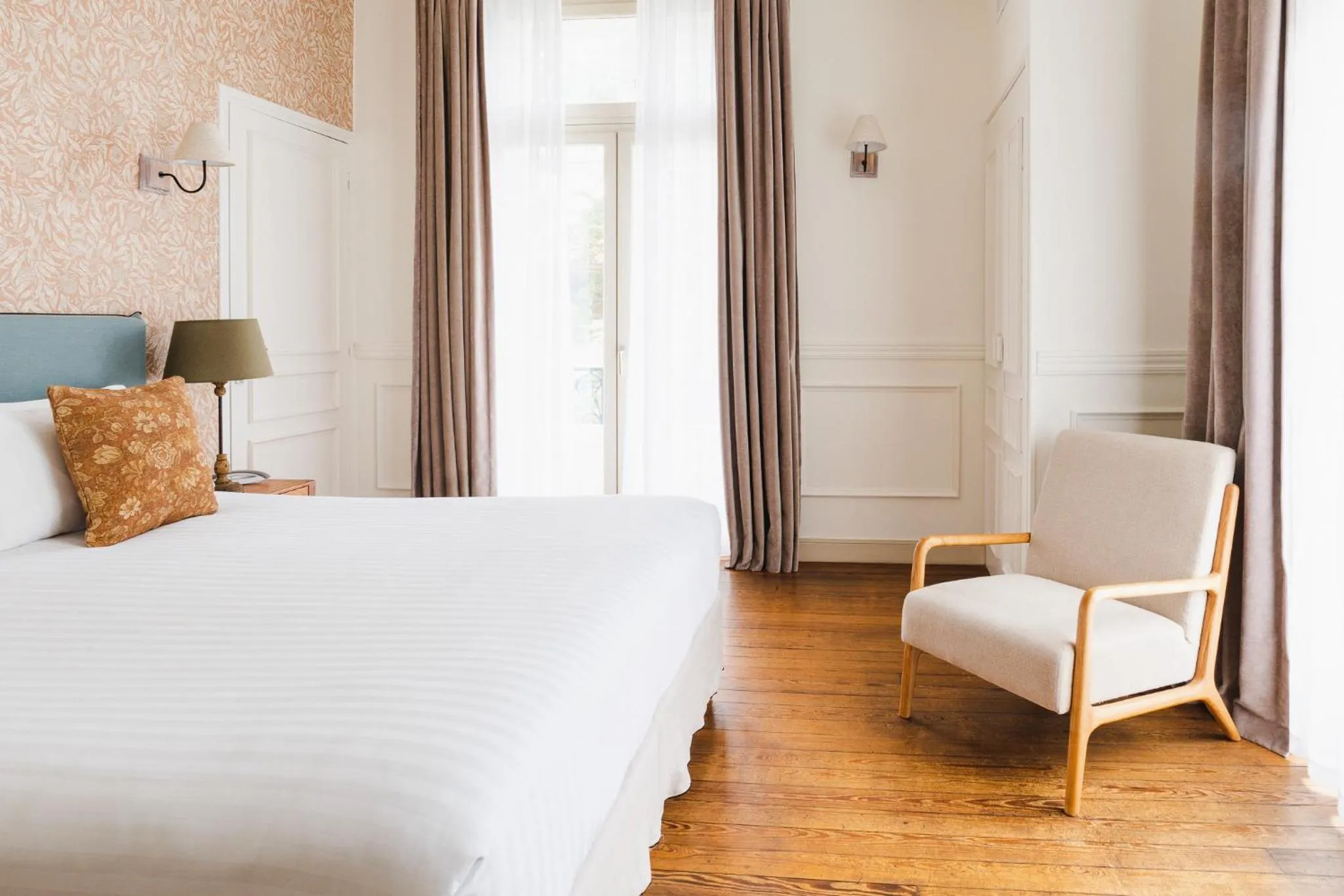 Bed in Hotel Edouard VII