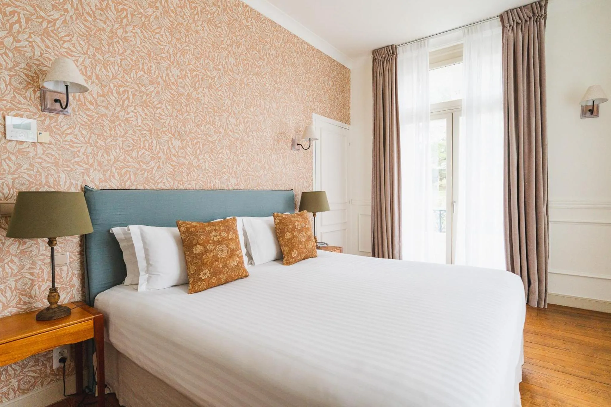 Photo of the whole room, Bed in Hotel Edouard VII