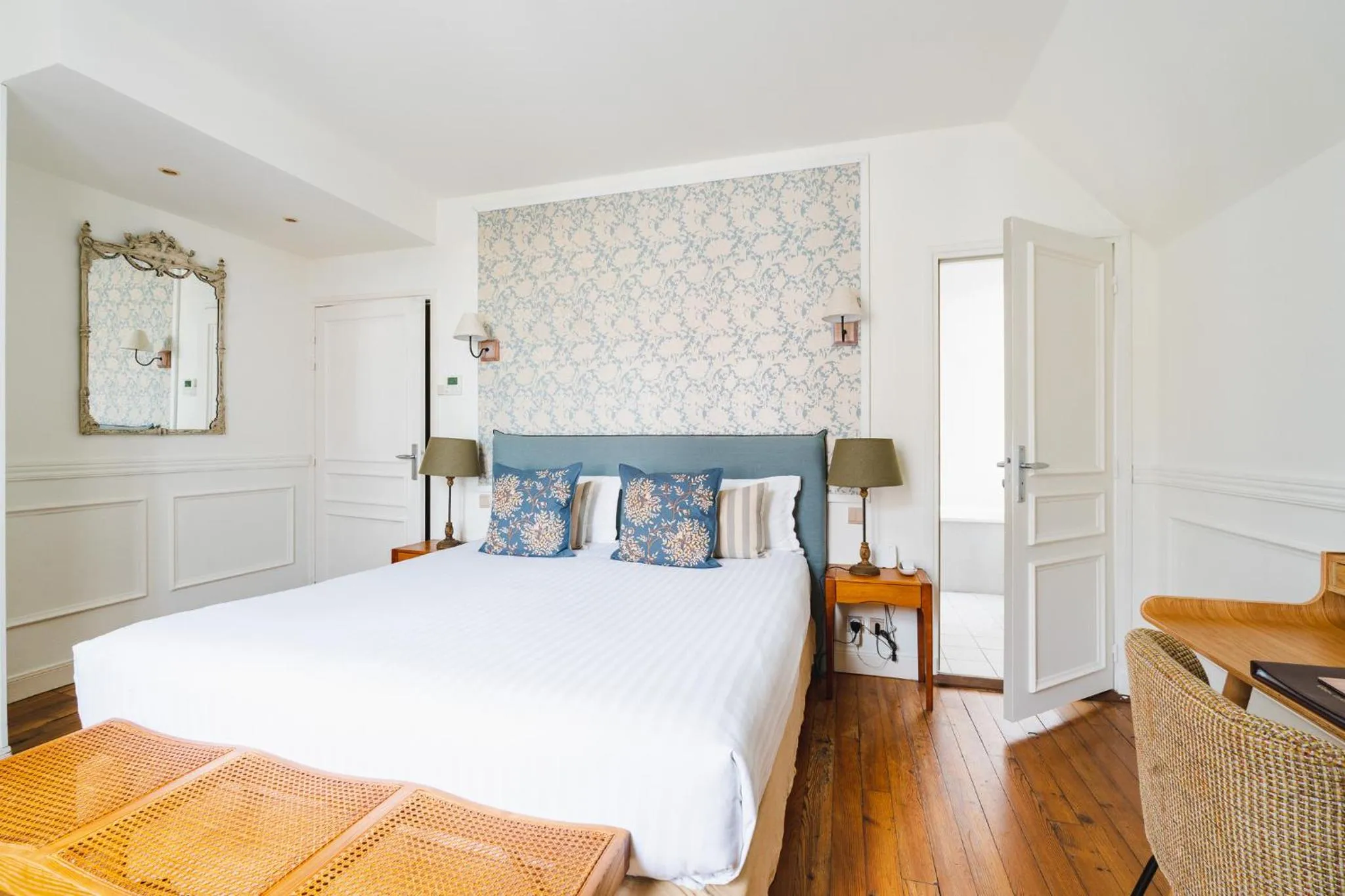 Bed in Hotel Edouard VII