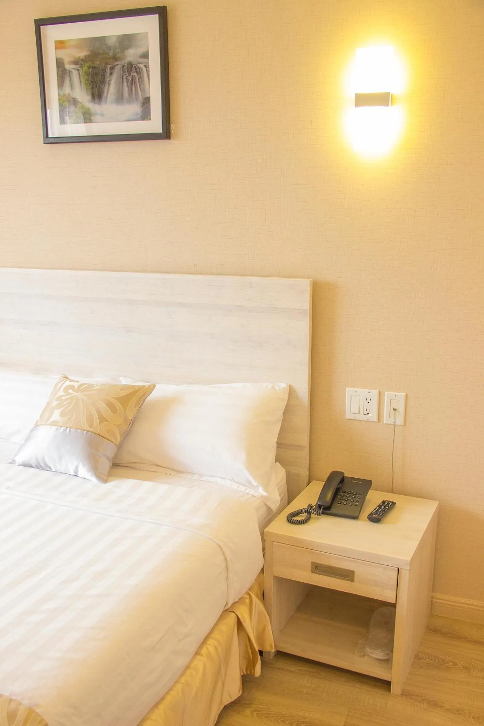 Bed in Phoenix Hotel Brooklyn Sunset Park