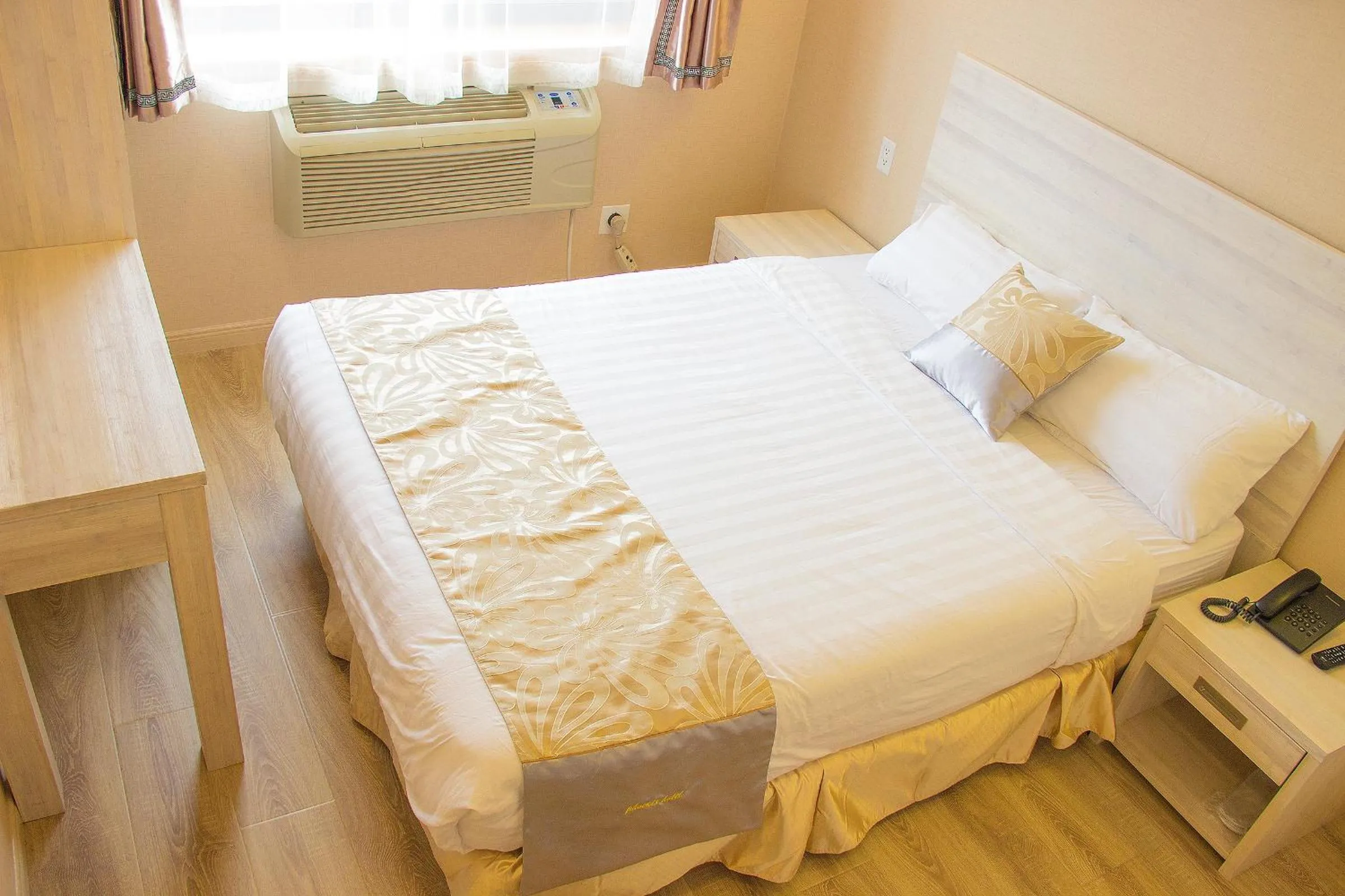 Bed in Phoenix Hotel Brooklyn Sunset Park