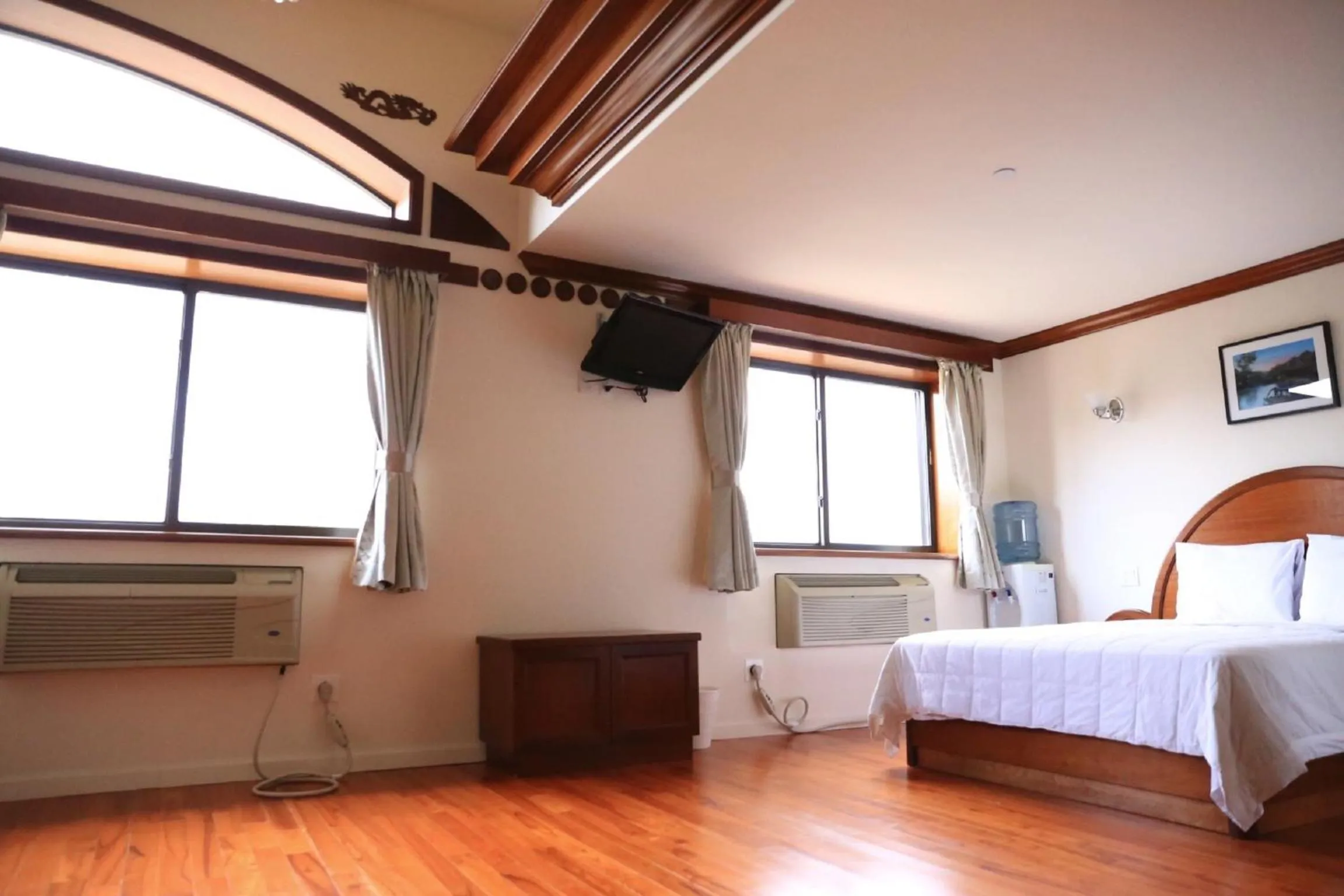 Photo of the whole room, Bed in Phoenix Hotel Brooklyn Sunset Park