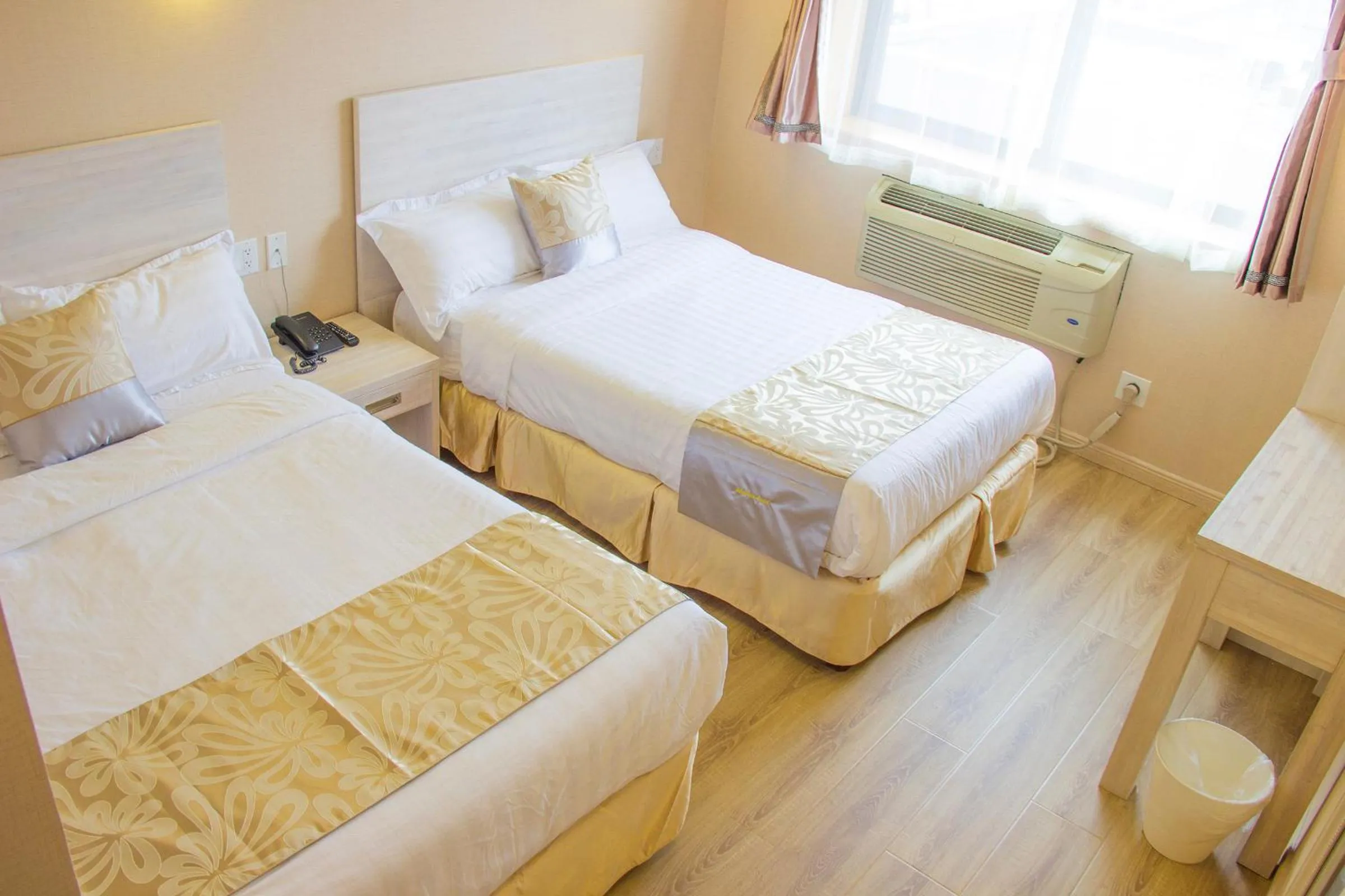 Bed in Phoenix Hotel Brooklyn Sunset Park