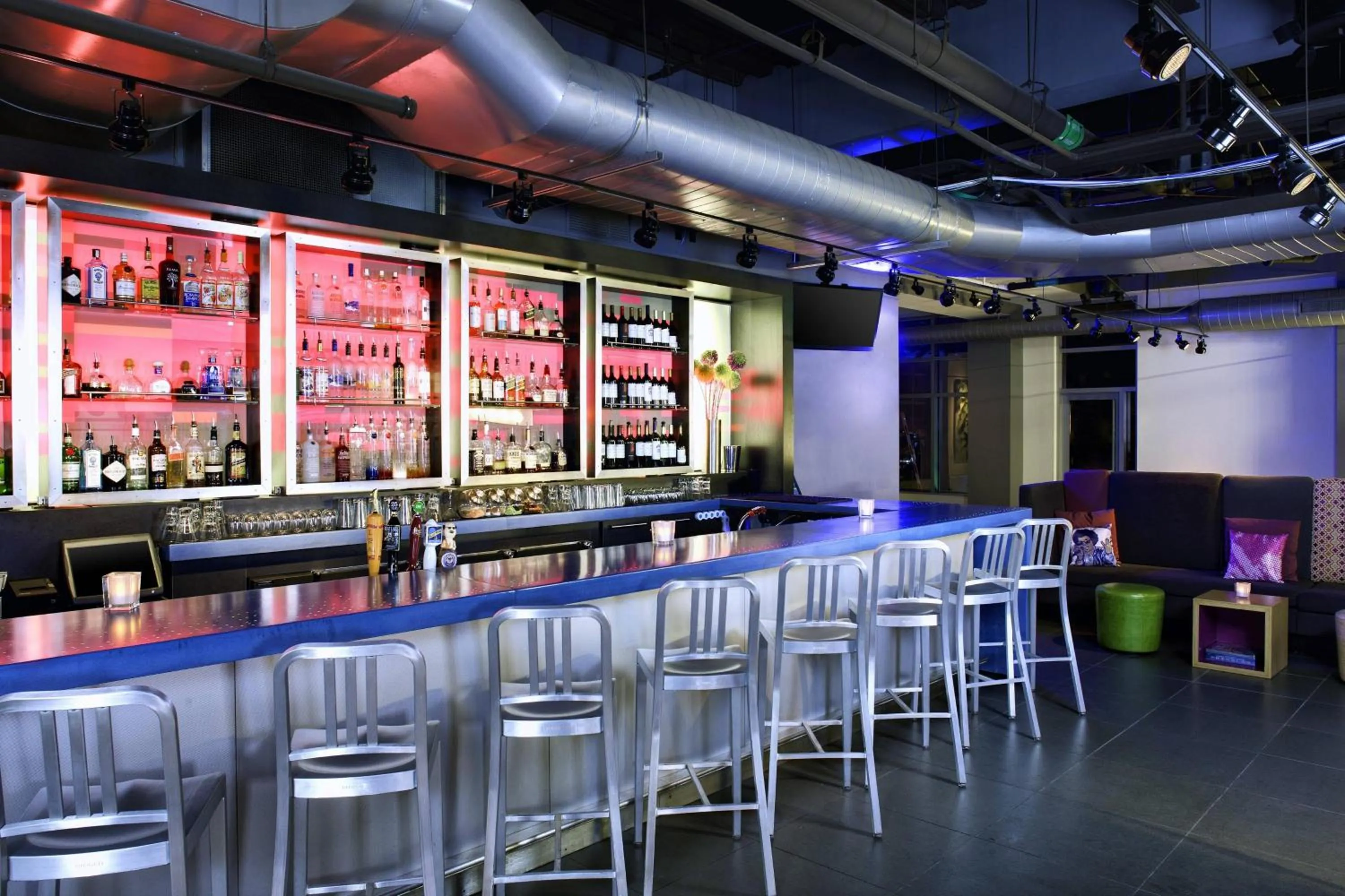 Lounge or bar in Aloft Cleveland Downtown