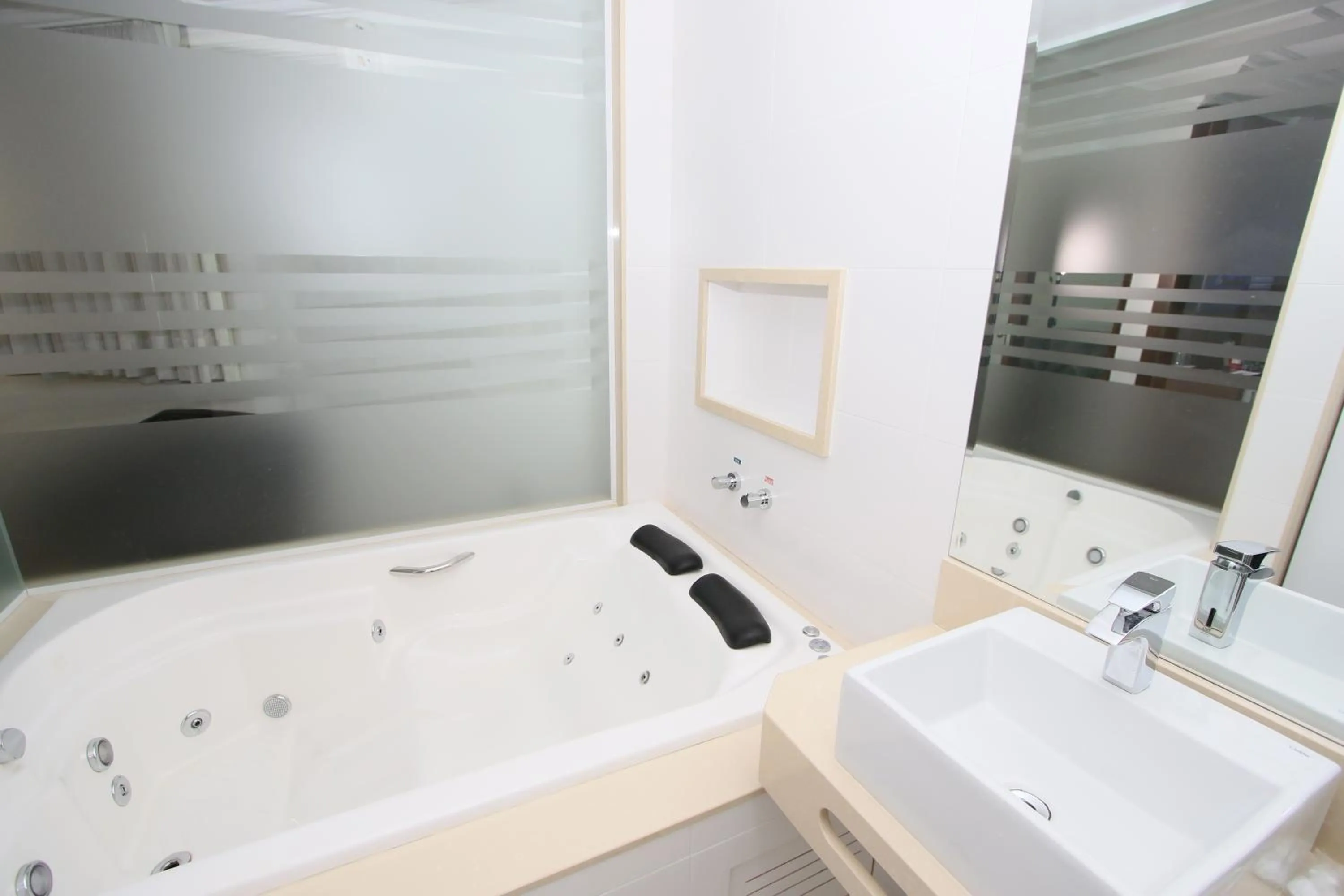 Hot Tub in Laguna Plaza Hotel