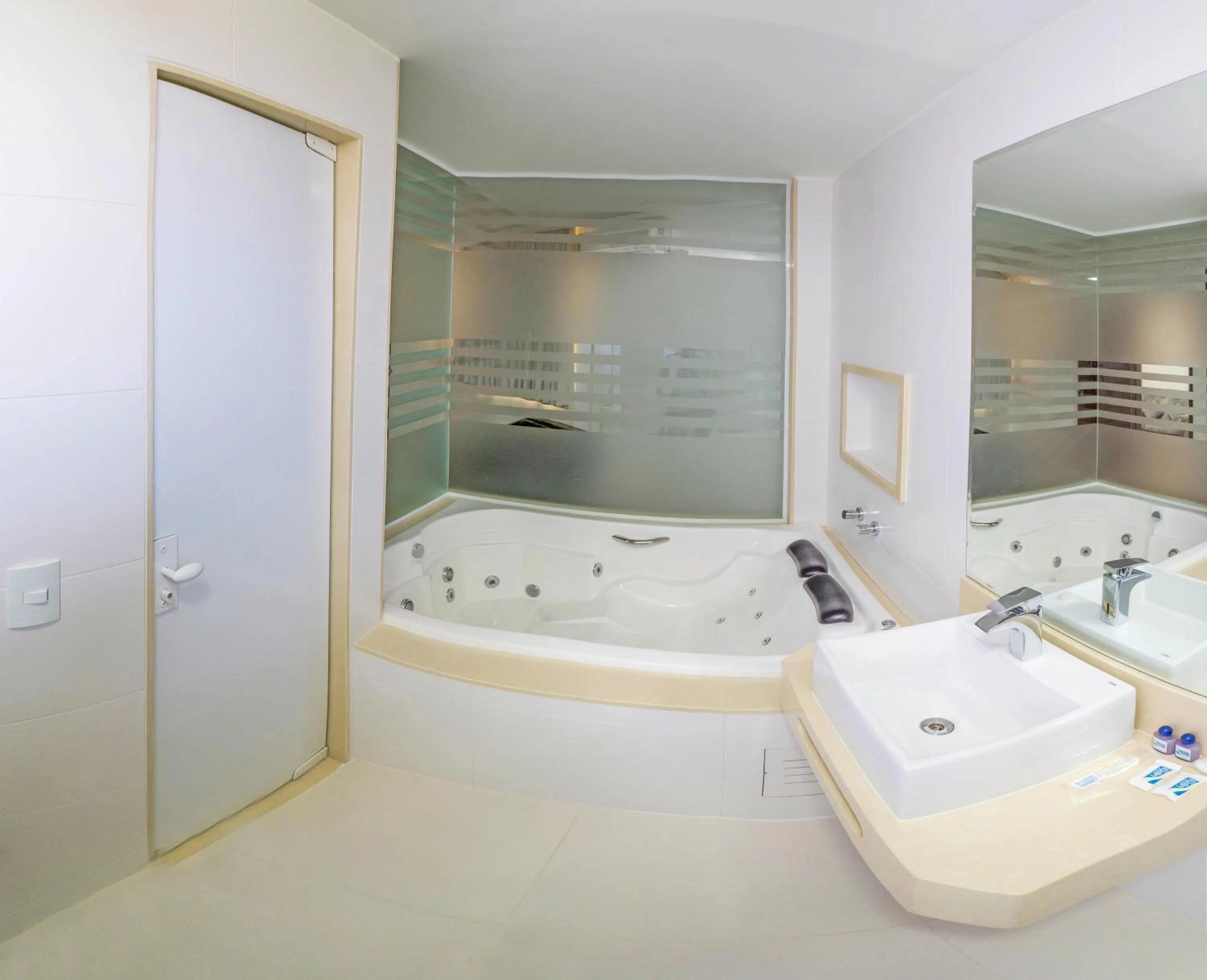 Hot Tub in Laguna Plaza Hotel