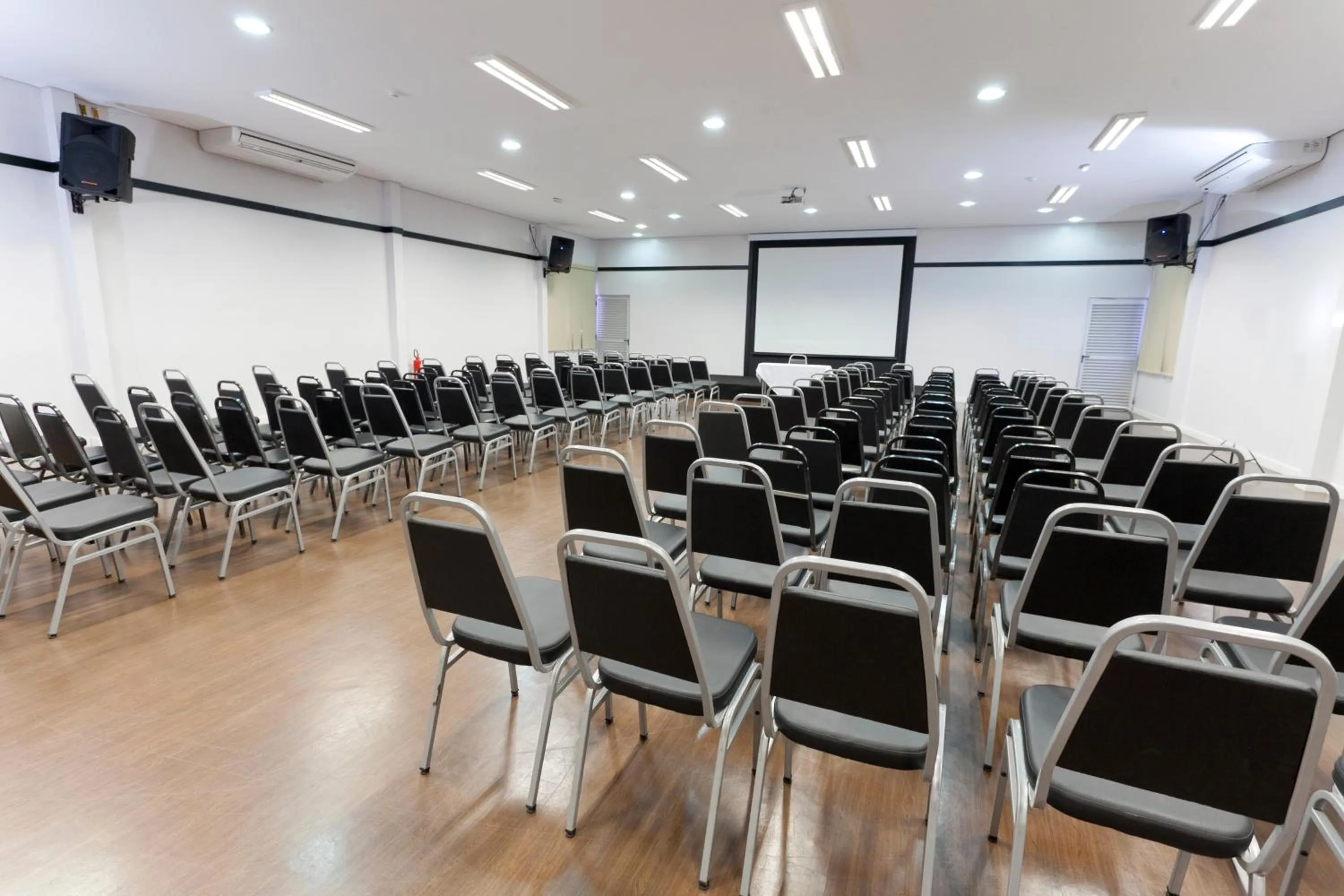 Business facilities in Laguna Plaza Hotel