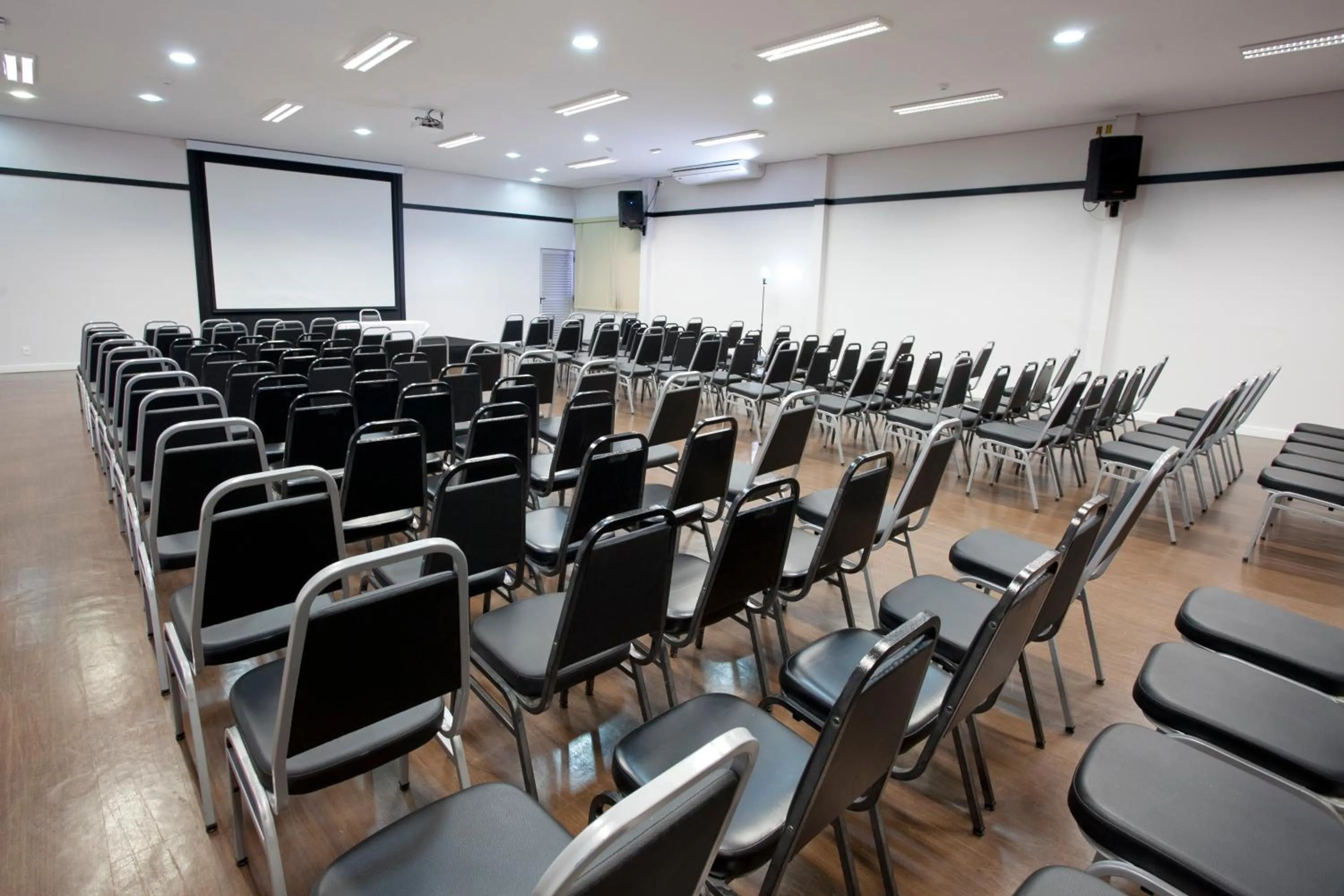 Business facilities in Laguna Plaza Hotel