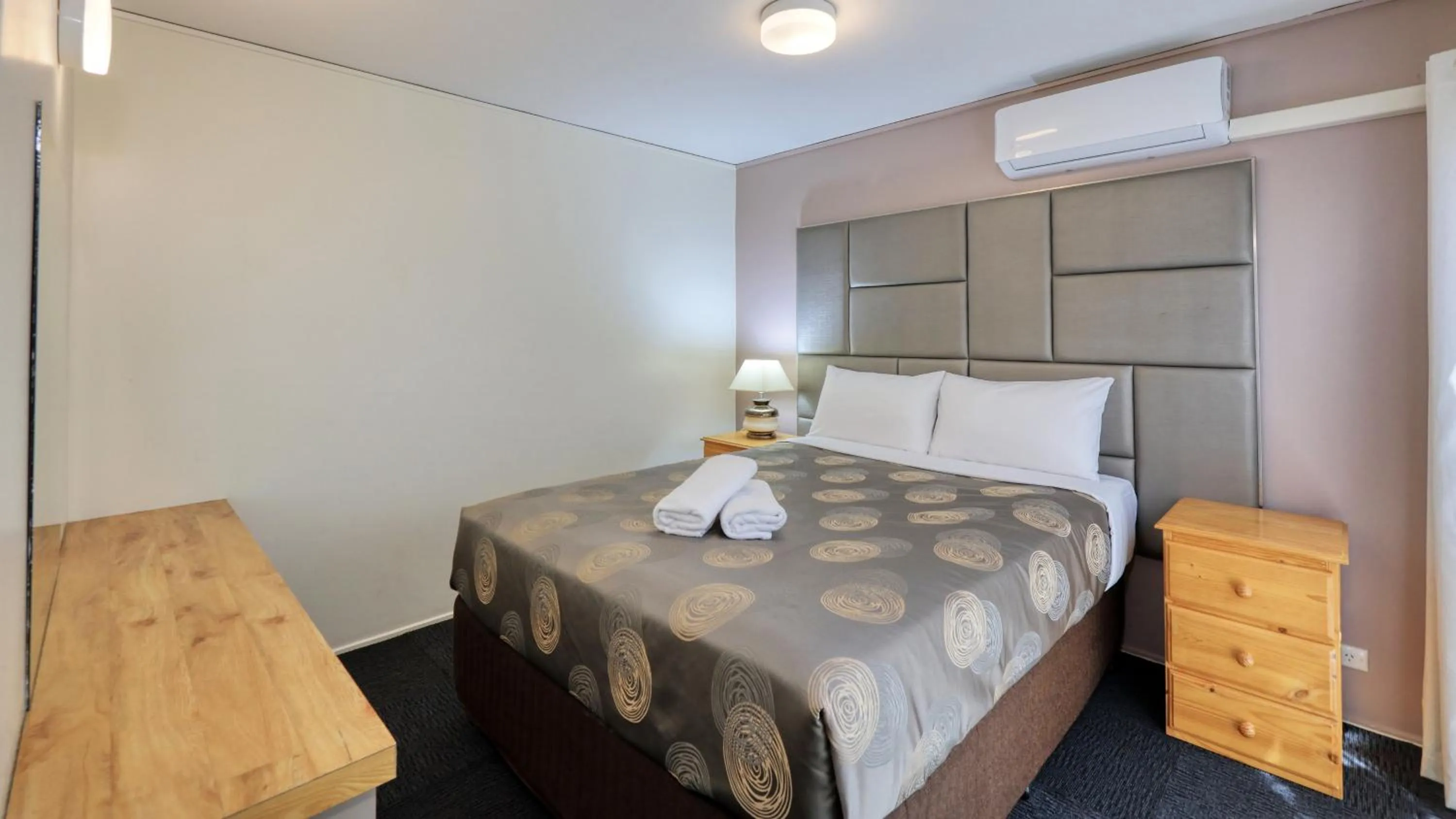 Photo of the whole room, Bed in Executive Hideaway