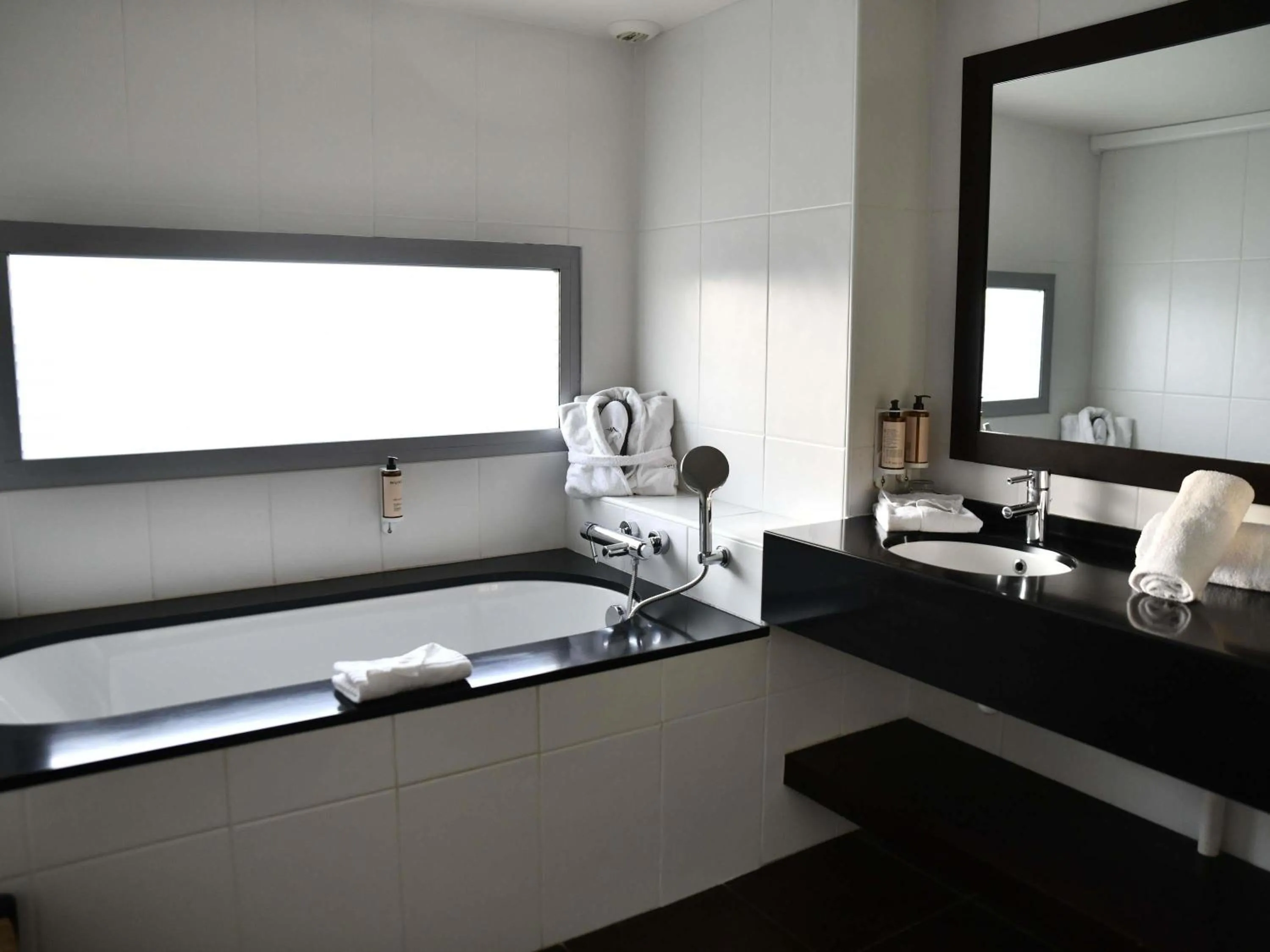 Photo of the whole room in Mercure Lyon Genas Eurexpo